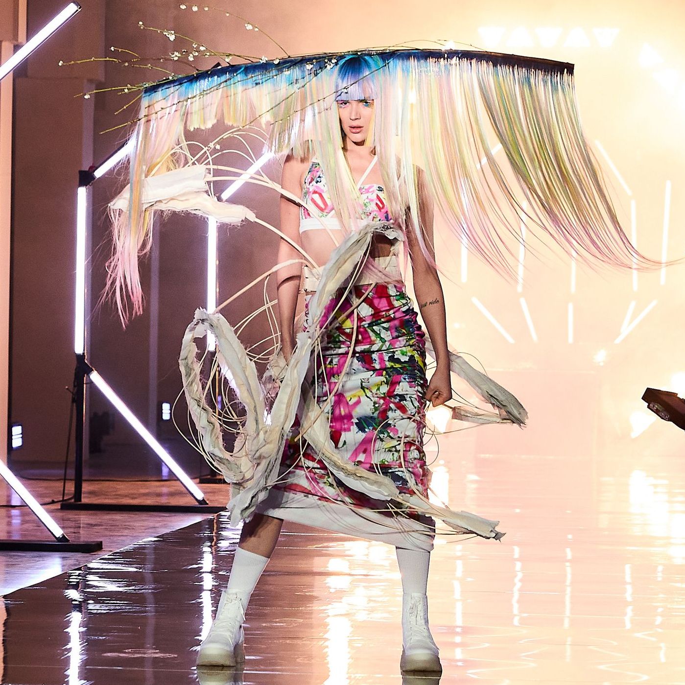 In Yannik Zambonis extravgantem Look liefert Canel auf dem Catwalk ab.