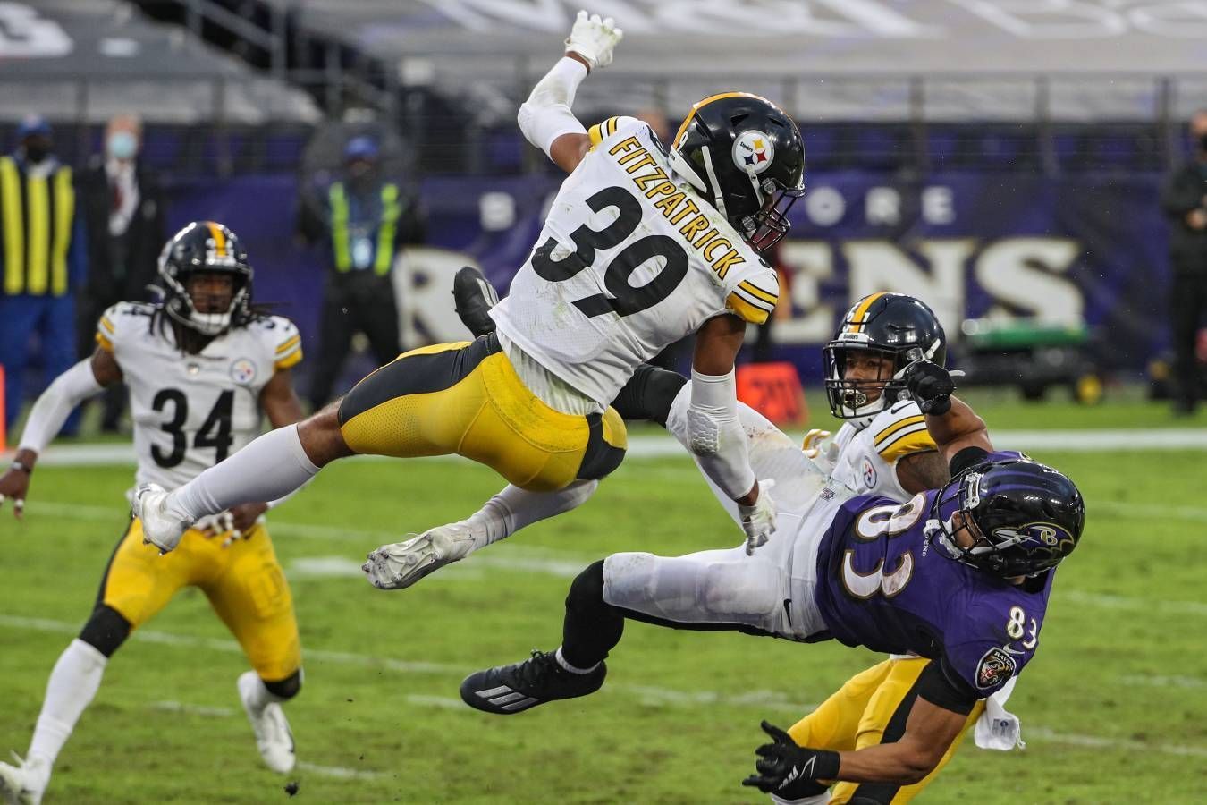 
                <strong>Gewinner: Pittsburgh Steelers</strong><br>
                Keine einzige Franchise ist in der NFL in dieser Saison noch ungeschlagen - außer die Pittsburgh Steelers. Auch das beinharte Duell gegen Erzrivale Baltimore Ravens entschieden Big Ben und Co. für sich. In der Tabelle der AFC North haben sich die Steelers damit einen Vorsprung von zwei Siegen gegenüber Baltimore herausgespielt und ihre Ambitionen auf eine Teilnahme am Super Bowl unterstrichen. Und dabei überzeugt nicht nur die Offense, auch die Defense steht in den wichtigen Spielen genau richtig.
              