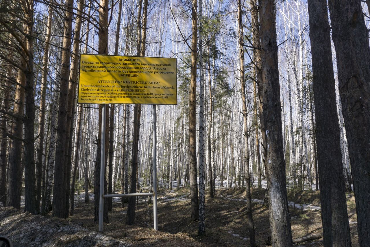 Das Atomkraftwerk Majak in der russischen Stadt Ozersk - eines der größten weltweit. 1957 gab es dort einen schweren Unfall. Insgesamt 100 Tonnen radioaktives Material strömten in die Umwelt. Doch das wurde verheimlicht: Erst 1980 gelangten die Informationen an die Öffentlichkeit. Die naheliegende Stadt Osjork gilt heute als eine der verstrahltesten Städte der Welt. Insgesamt wurde von dem Majak-Kraftwerk 4-mal so viel radioa