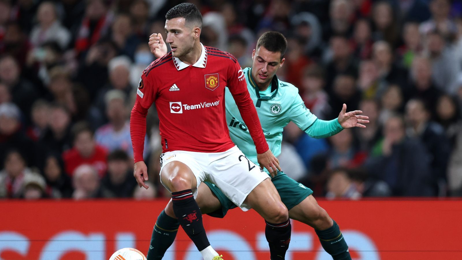 
                <strong>Diogo Dalot (Manchester United)</strong><br>
                Auf der Rechtsverteidiger-Position dürfte Barca-Coach Xavi Verbesserungspotenzial ausgemacht haben. Für diese vermeintliche Problemzone sollen die Katalanen laut "Sport" bereits einen Spieler ganz konkret im Visier haben: Diogo Dalot von Manchester United. Der Vertrag des 23-jährigen Portugiesen läuft bei den "Red Devils" im Sommer 2023 aus, der englische Rekordmeister kann diesen jedoch per Option verlängern.
              