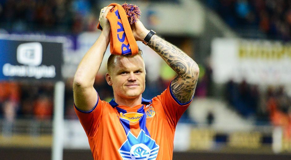 
                <strong>John Arne Riise</strong><br>
                John Arne Riise (Aalesunds FK): Mit 35 Jahren hängt der norwegische Linksverteidiger die Fußballschuhe endgültig an den Nagel - dort, wo 1998 alles anfing. Bei seinem Heimatklub Aalesunds FK startete der damals 17-Jährige seine Profikarriere. Über den AS Monaco zog es Riise weiter nach Liverpool, wo er von 2001 bis 2008 spielte und so zu einer Legende an der Anfield Road wurde. Allein 334 seiner insgesamt 678 Spiele als Profi absolvierte er im Trikot der "Reds". 
              