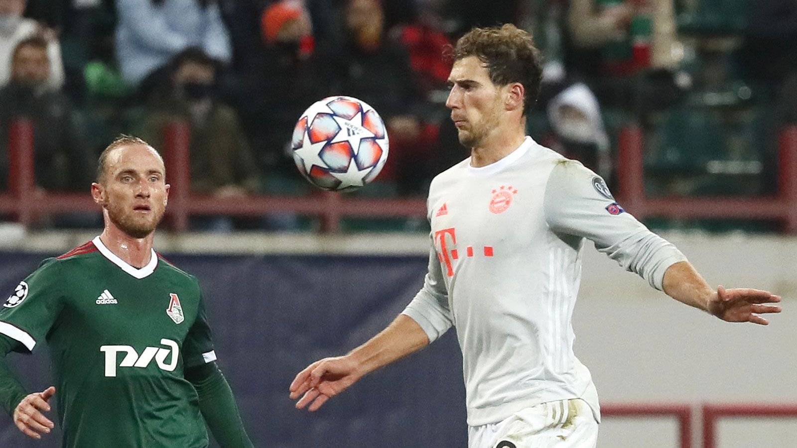 
                <strong>Leon Goretzka</strong><br>
                In den Zweikämpfen in der defensiven Schaltzentrale bissig und konsequent, immer mit vollem Körpereinsatz. Das 1:0 macht er mit Köpfchen, aber auch hier mit der nötigen Wucht. Er bleibt in der Halbzeit in der Kabine. ran.de-Note: 2
              