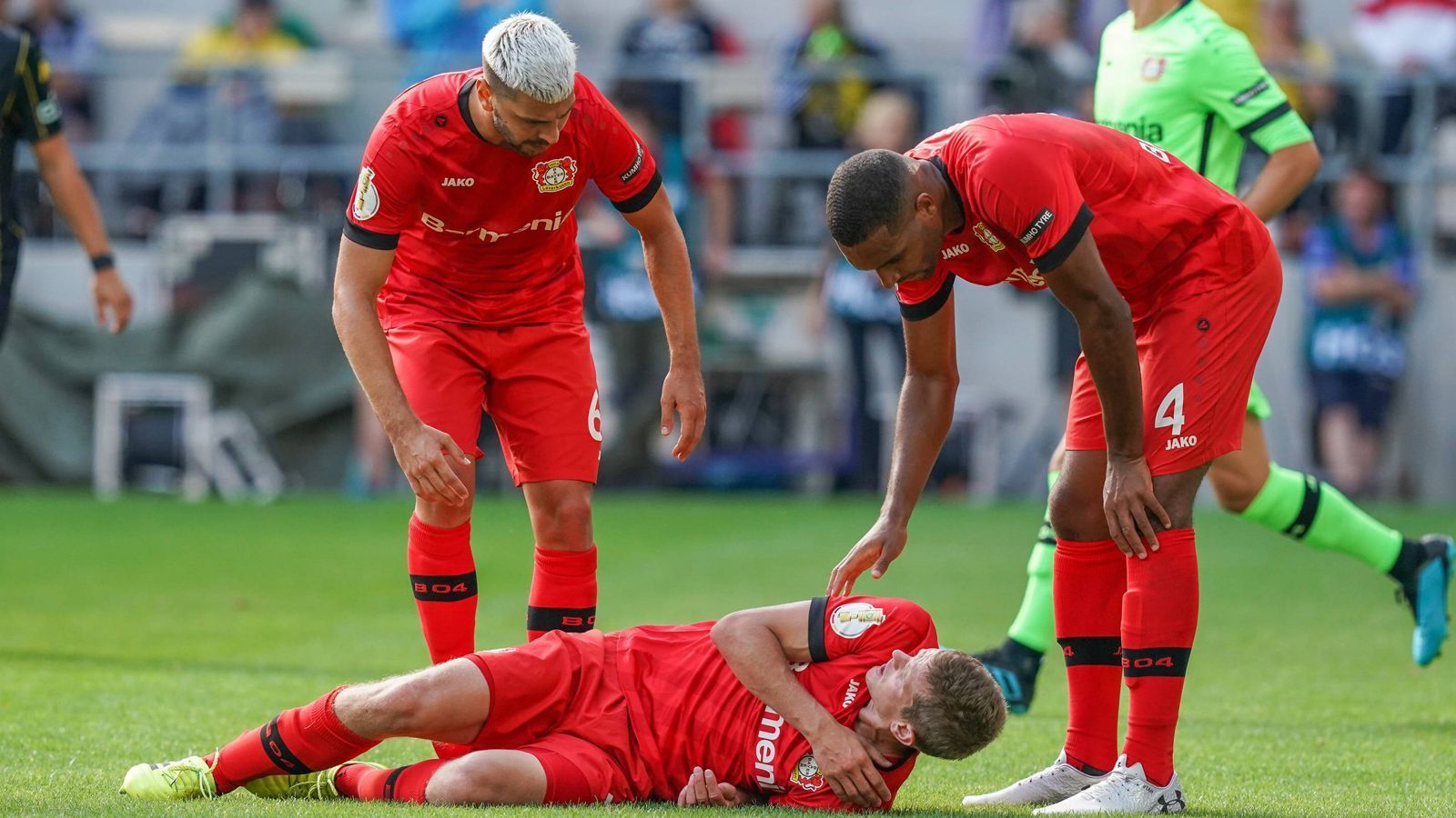 
                <strong>Sven Bender (Bayer Leverkusen)</strong><br>
                Bayer Leverkusen bangt zum Bundesliga-Auftakt um den Einsatz von Sven Bender. Der Defensivspieler der Werkself erlitt im DFB-Pokal bei Alemannia Aachen eine Schulterprellung. Sein Einsatz gegen Aufsteiger Paderborn sei offen und hänge vom Heilungsverlauf der nächsten Tage ab, teilte der Klub mit.
              