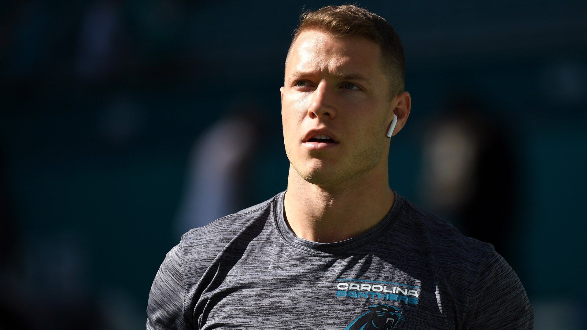 
                <strong>Christian McCaffrey zu den Buffalo Bills </strong><br>
                Über die Jahre hinweg galt Christian McCaffrey stets als einer der besten Running Backs der NFL. In den vergangenen beiden Saisons hatte der 25-Jährige allerdings immer wieder mit Verletzungen zu kämpfen, so dass sein Status bei den Carolina Panthers nicht mehr als komplett unantastbar gilt. Deshalb scheint es vorstellbar, dass sich die Franchise in der Offseason von "CMC" trennt. Als möglicher Landing Spot geistern schon länger die Buffalo Bills durch die Gazetten. Das Team um Star-Quarterback Josh Allen fehlt zum ganz großen Wurf in der Offensive der Punch im Run Game, so dass McCaffrey hier als Premium-Lösung dienen könnte. Aufgrund der jüngeren Verletzungen müssten sie dabei wohl nicht mal einen Erstrunden-Pick opfern. &#x2022; <strong>Buffalo Bills erhalten</strong>: Christian McCaffrey - <br>&#x2022; <strong>Carolina Panthers erhalten:</strong> Zweirunden-Pick Bills (2022), Drittrunden-Pick Bills (2022)  <br>
              