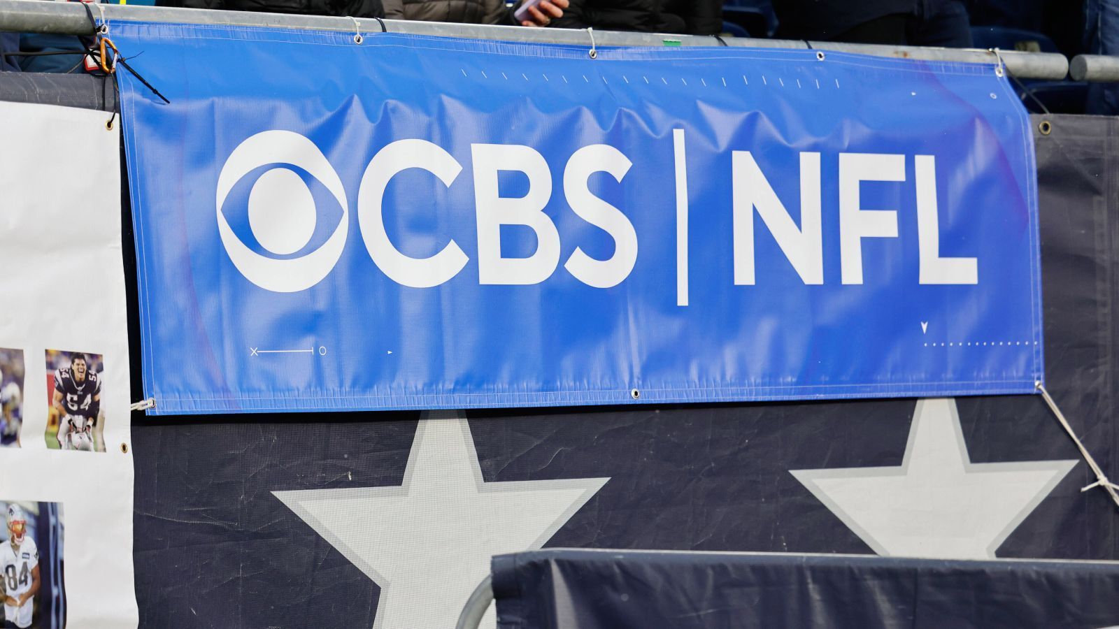 <strong>Gewinner: Der Fernsehsender CBS</strong><br>Bei der Übertragung des Super Bowls wechseln sich die großen TV-Netzwerke stets ab. In dieser Saison ist "CBS" der übertragende Sender. Und nicht nur deshalb reiben sie sich in der Zentrale in New York City wahrscheinlich die Hände: Durch die Anwesenheit von Taylor Swift werden auch einige Swifties einschalten, die sonst eher etwas anderes geschaut hätten...