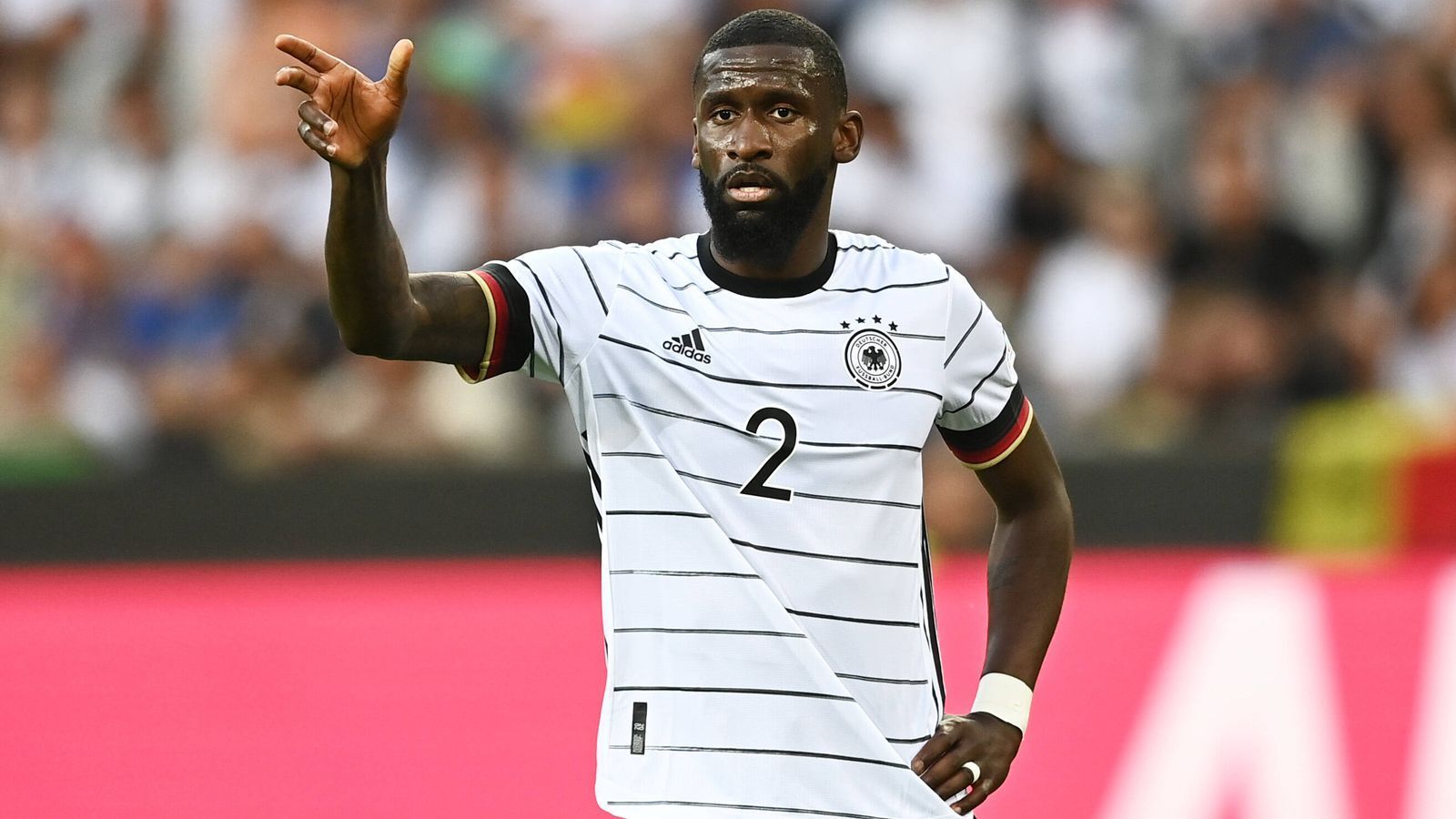 <strong>Antonio Rüdiger</strong><br>
                Verlässlich bei seiner Defensivarbeit, auch er versucht es immer mal wieder mit Ausflügen nach vorne. Wie Süle mit einem überzeugenden Spiel. ran-Note:3