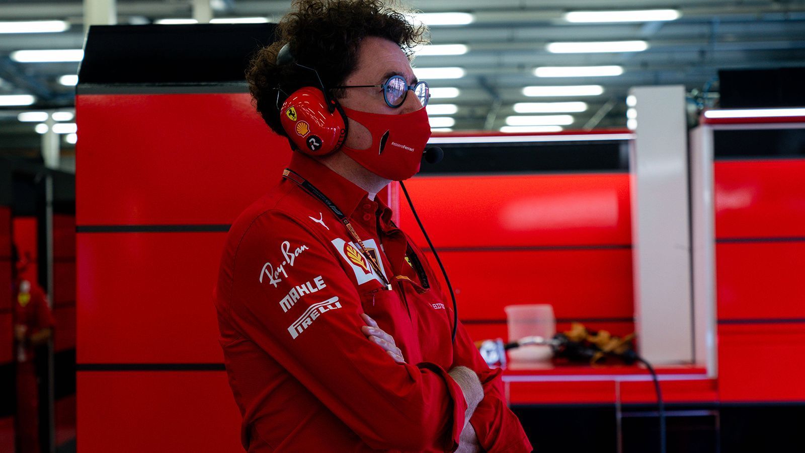 
                <strong>VERLIERER: Ferrari</strong><br>
                Der Druck auf Teamchef Mattia Binotto wächst Woche für Woche. Zu deutlich sind die Abstände zwischen Leclerc und Vettel, zu wild die taktischen Ausrichtungen. Dass das Auto unter normalen Umständen nicht um die ersten drei Plätze mitfahren kann, ist da fast schon zur Nebensache geworden. Es brennt lichterloh - Besserung nicht in die Sicht.
              