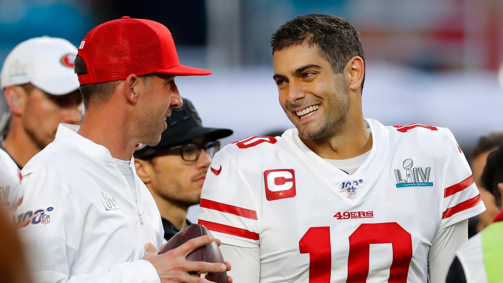 
                <strong>Kyle Shanahan und Jimmy Garoppolo</strong><br>
                Die Verletzung von Deebo Samuels wird eine echte Aufgabe für Head Coach Kyle Shanahan. Die 49ers werden ihre ohnehin hohe Laufrate wahrscheinlich erhöhen und im Passspiel wird vor allem Star-Tight-End George Kittle noch mehr zu tun bekommen. Auch wenn Kittle sein Weltklasse-Niveau hält, muss mindestens ein Receiver über sich hinauswachsen, damit die Offensive von Shanahan weiterhin unberechenbar und flexibel bleibt. Jimmy Garoppolo wird ebenfalls in der Pflicht stehen und sich schlichtweg nicht nur auf das geniale Spielsystem verlassen können.
              