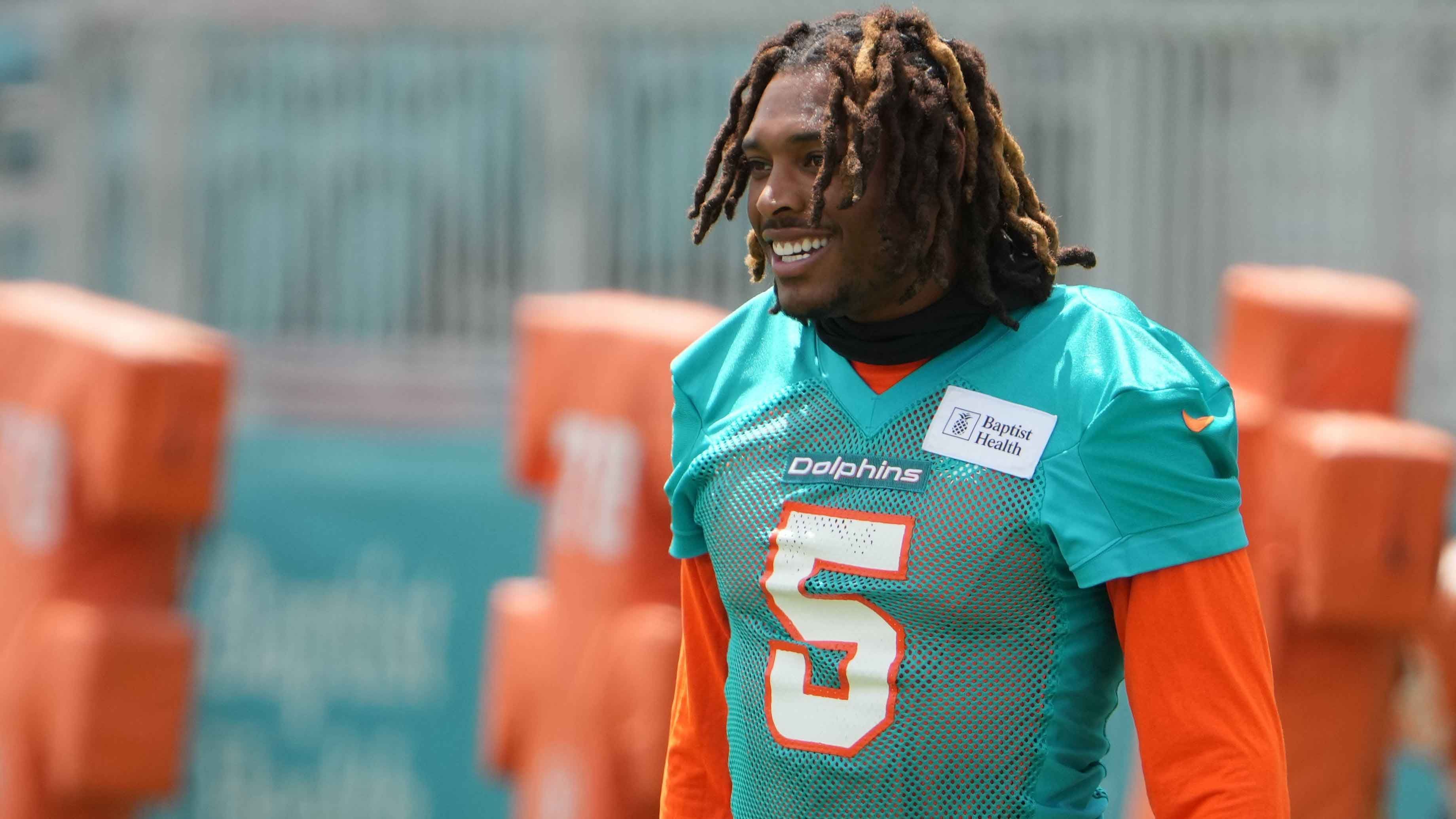 
                <strong>Platz 3: Miami Dolphins</strong><br>
                &#x2022; Cornerback-Starter: Xavien Howard, Jalen Ramsey<br>&#x2022; Cornerback-Backups: Kader Kohou, Justin Bethel, Trill Williams, Nik Needham, Keion Crossen, Noah Igbinoghene<br>&#x2022; Safety-Starter: DeShon Elliott, Jevon Holland<br>&#x2022; Safety-Backups: Brandon Jones, Bennett Williams, Verone McKinley III, Elijah Campbell<br>Die Miami Dolphins haben eine der vielseitigsten Secondaries in der ganzen NFL. Mit Xavien Howard haben sie einen klasse Zone-Corner, mit Jalen Ramsey noch immer einen Top-Spieler in Mann-Verteidigung. Zusätzlich kommen in der Tiefe Spieler wie Keion Crossen, die unglaubliche Geschwindigkeit haben. Dazu Wade Philipps als Defensive Coordinator, die wohl wichtigste Unterschrift in dieser Offseason.
              