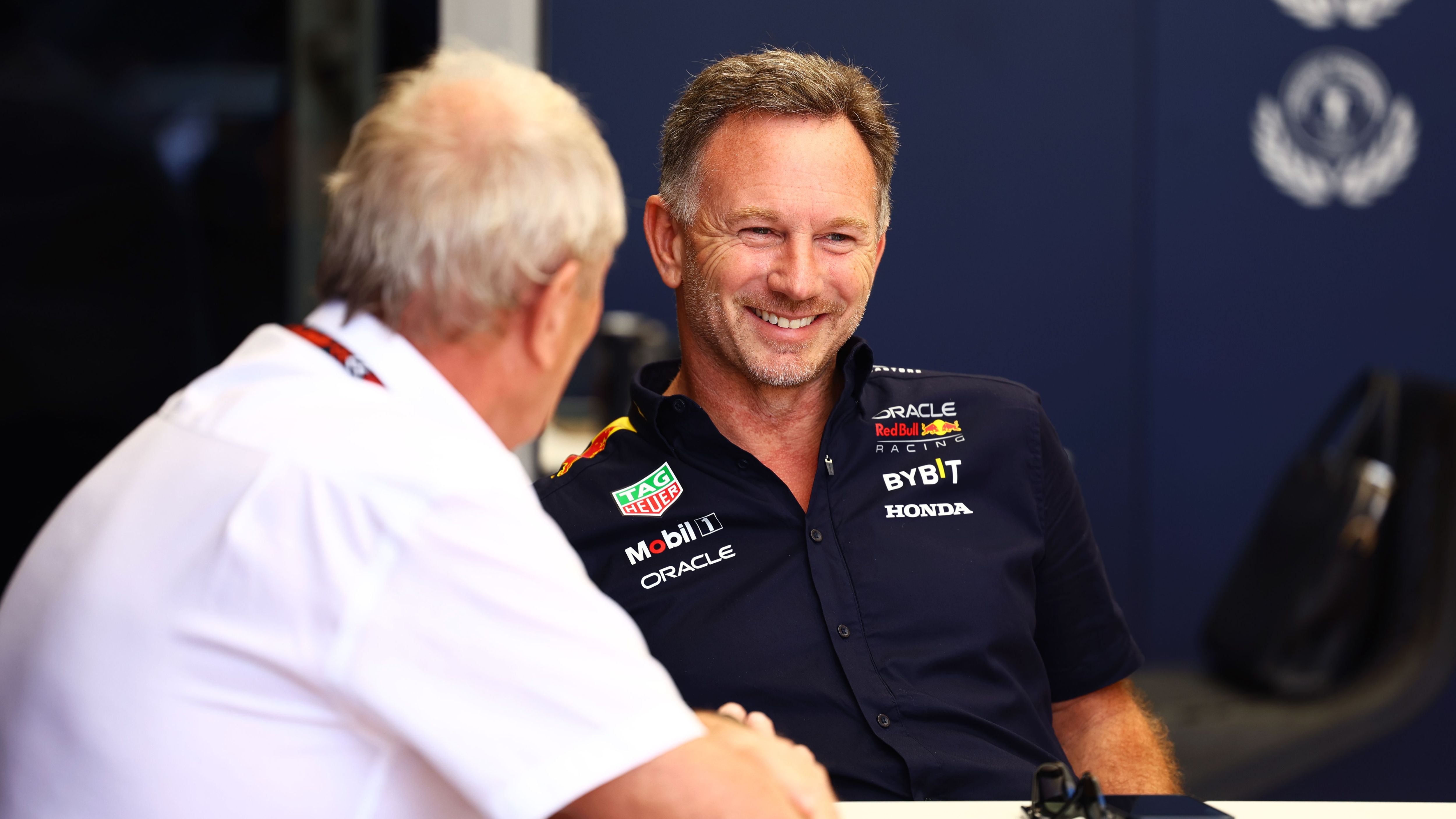 <strong>28. Februar 2024: Red Bull spricht Horner frei</strong><br>Am 28. Februar, einen Tag vor der ersten offiziellen Trainingssession der Saison in Bahrain, verkündet die Red Bull GmbH das Ergebnis der internen Untersuchung. Horner wird von allen Vorwürfen freigesprochen und bleibt als Teamchef im Amt. Das Verfahren sei "fair, gründlich und unbefangen" erfolgt, teilte der Konzern mit.