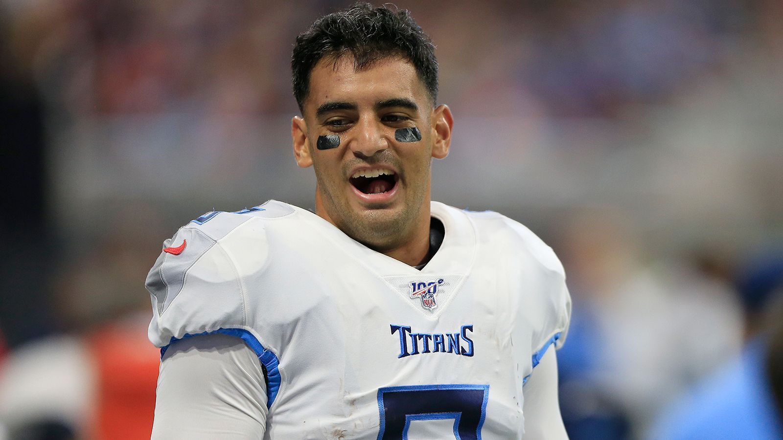 
                <strong>2014: Marcus Mariota (Quarterback - University of Oregon)</strong><br>
                Er verpasste den Durchbruch in der NFL bisher, doch der 27-Jährige ist noch nicht am Ende. 2015 wurde er von den Tennessee Titans an zweiter Stelle gedraftet und startete in seiner Rookie-Saison in zwölf Spielen. Doch die Leistungen versanken nach und nach im unteren Durchschnitt, 2016 brach sich Mariota das Wadenbein. Dennoch startete er auch in den folgenden beiden Saisons, schaffte es 2017 bis in die Divisional Round der Playoffs. Dann holten die Titans allerdings Ryan Tannehill aus Miami, der in Woche sieben die Starterrolle übernahm und Tennessee bis ins Conference-Championship-Game führte. Für Mariota ging es anschließend zu den Las Vegas Raiders, wo er aber nur zu einem Kurzeinsatz kam. Nun hat er einen neuen Backup-Vertrag über ein Jahr und 3,5 Mio. Dollar unterschrieben.
              