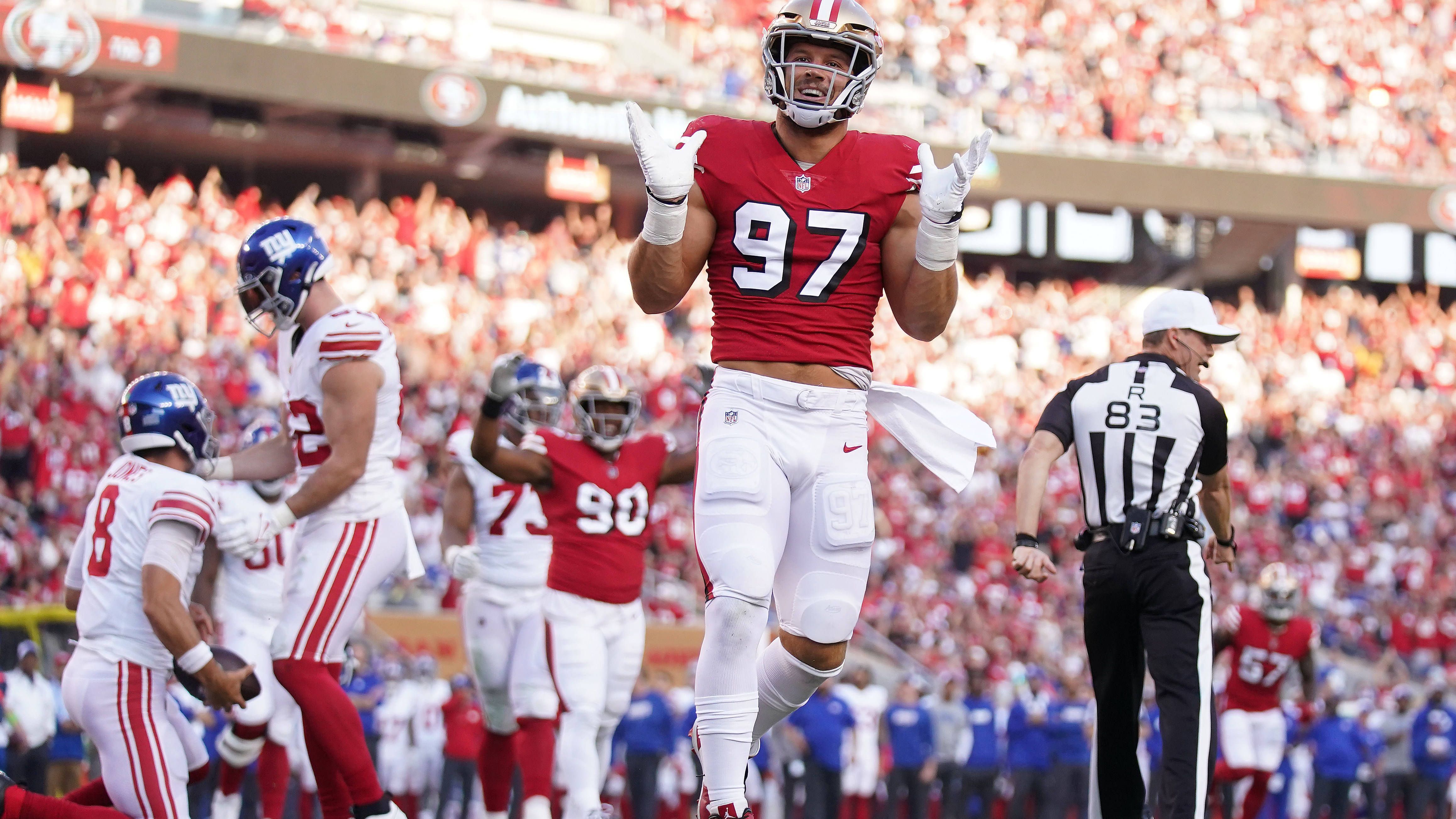 <strong>Die Defense ist nicht nur von Bosa abhängig</strong><br>Nick Bosa ist der unumstrittene Schlüsselspieler der Defense. Doch dieser Mannschaftsteil ist nicht komplett abhängig von ihm. Vor dem Spiel gegen die Giants hatte er fünf Spiele keinen Sack, übte aber dennoch viel Druck aus und ließ dadurch seine Mitspieler glänzen. Gegen die Giants gelang ihm nun auch selbst wieder ein Sack.&nbsp;