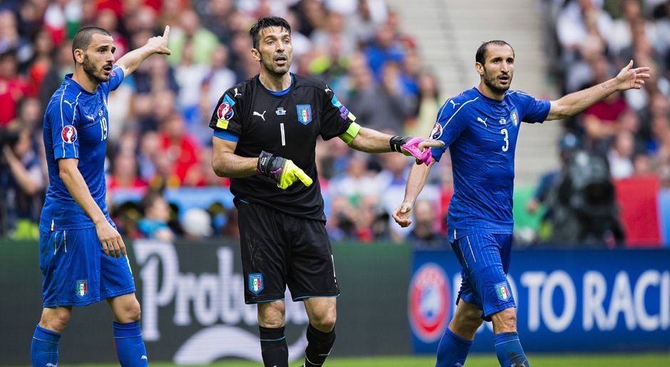 
                <strong>Italien</strong><br>
                Italien - 11 Spieler: Andrea Barzagli, Leonardo Bonucci, Gianluigi Buffon, Giorgio Chiellini, Daniele De Rossi, Mattia De Sciglio, Eder, Lorenzo Insigne, Graziano Pelle, Salvatore Sirigu, Simone Zaza.Bereits im Viertelfinale gelbgesperrt: Thiago Motta.
              