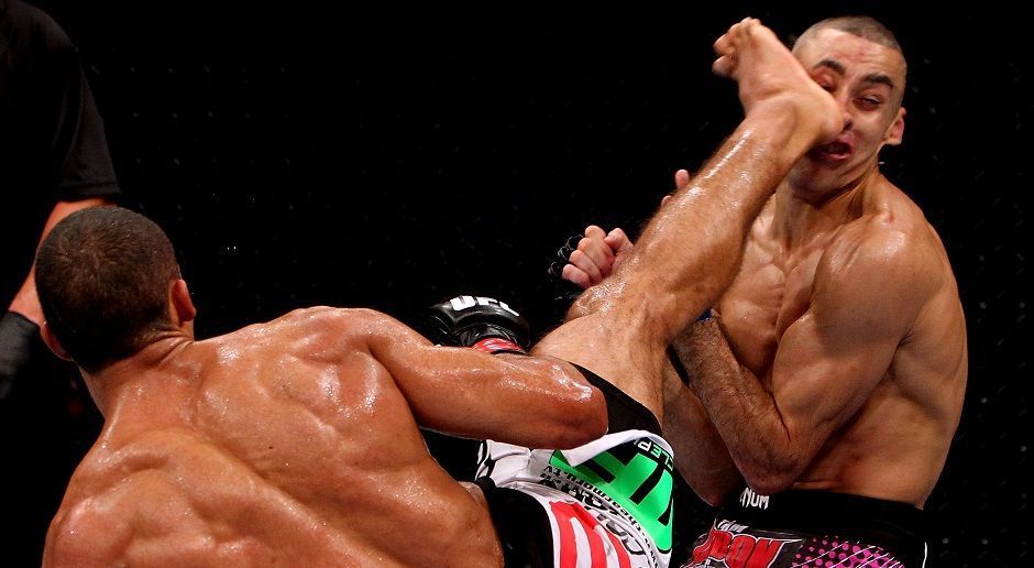 
                <strong>4: Edson Barboza vs. Terry Etim, UFC 142, 14.01.2012</strong><br>
                Von allen Knockouts in über 20 Jahren UFC ist der Spinning Wheel Kick, ein eingedrehter Fersenkick, von Edson Barboza gegen Terry Etim der spektakulärste. Barboza drehte sich blitzschnell um die eigene Achse, knallte Etim seinen Außenrist gegen den Kopf - und Etim krachte stocksteif auf den Boden. Dieser K.o. hatte alles: Schnelligkeit, Power, Technik, Präzision und den "Wow"-Effekt.
              