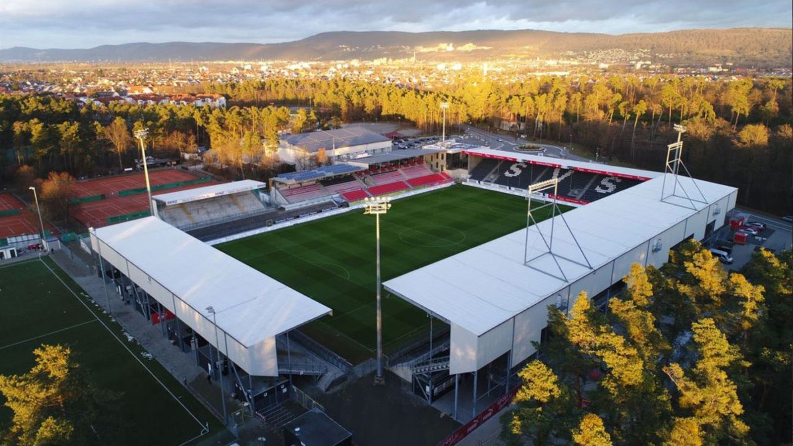 
                <strong>BWT-Stadion am Hardtwald (SV Sandhausen)</strong><br>
                &#x2022; Kapazität: 15.414<br>&#x2022; Sitzplätze: 5.608<br>&#x2022; Stehplätze: 9.806<br>&#x2022; Logen: 11<br>
              