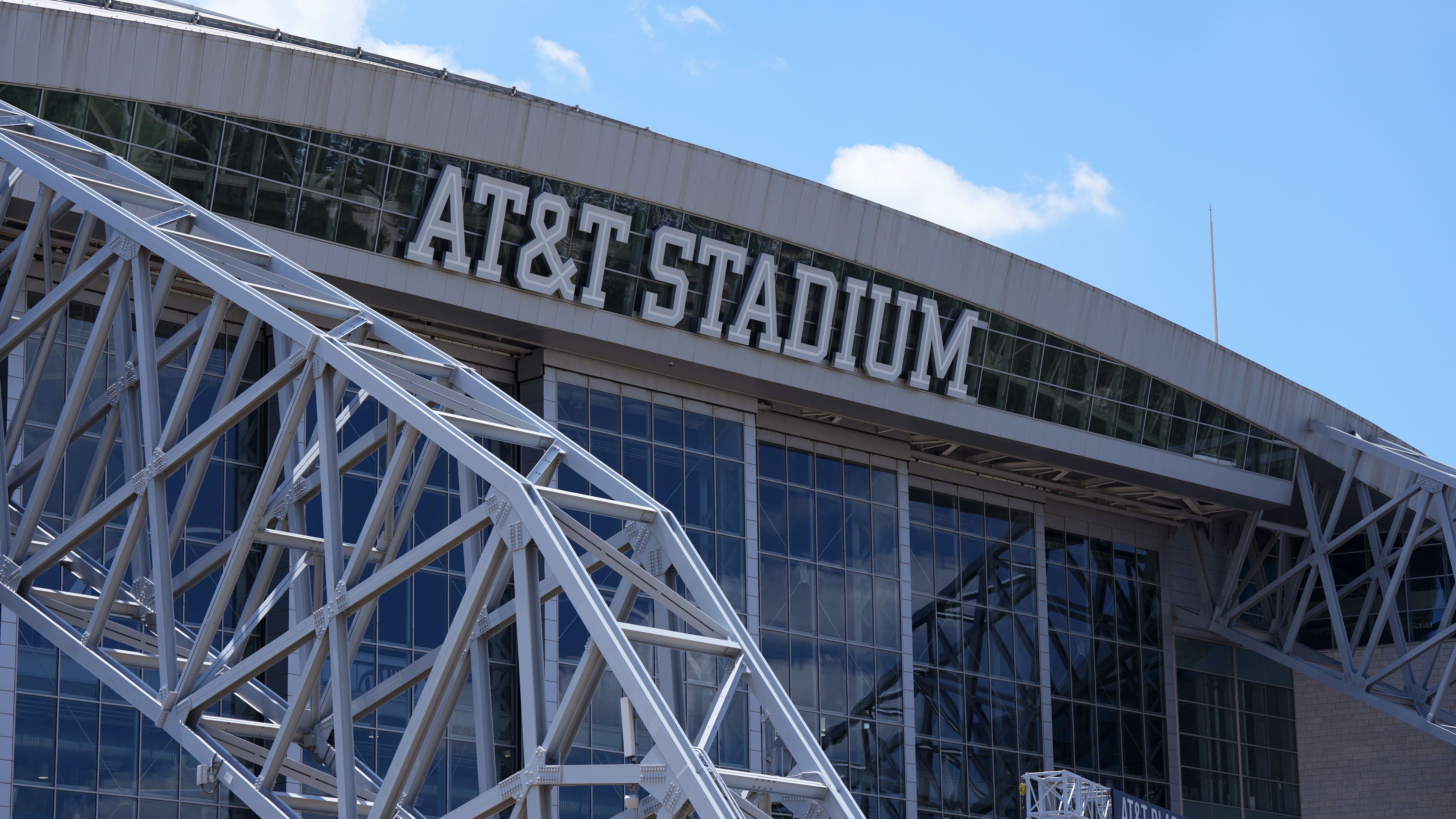 <strong>14. Platz: Dallas Cowboys (AT&amp;T Stadium)</strong> <br>Vier Tickets: 466,76 Dollar<br> Zwei Bier: 21 Dollar<br> Zwei Softdrinks: 13 Dollar<br> Vier Hotdogs: 27 Dollar<br> Parken: 52,84 Dollar<br> <strong>Gesamtkosten: 580,60 Dollar</strong>