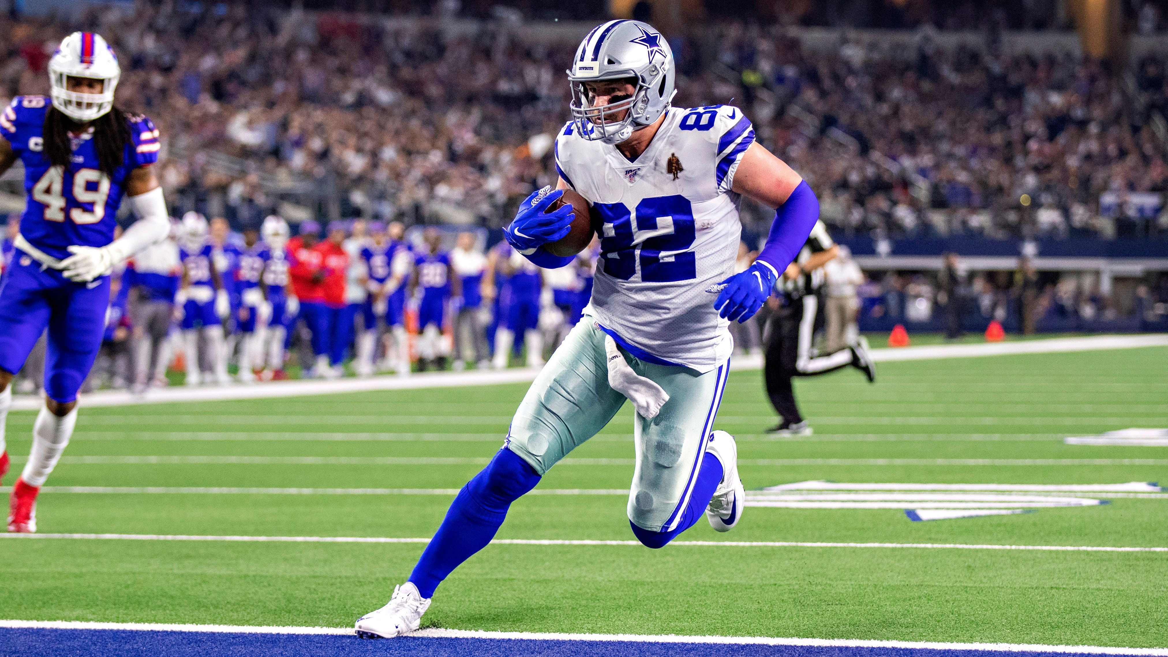 
                <strong>Tight End: Jason Witten</strong><br>
                Tight End Jason Witten brach im vergangenen Jahrzehnt zweimal die Marke von 1000 Yards (2010, 2012) und diente sowohl Tony Romo als auch Dak Prescott als zuverlässige Anspielstation bei den Dallas Cowboys. Nach einem Jahr im Ruhestand (2018) kehrte Witten zurück, um seine Serie von mindestens 500 Receiving Yards und drei TDs in neun aufeinanderfolgenden Spielzeiten fortzusetzen. 2020 kehrt der 37-Jährige seiner großen Liebe dann überraschend den Rücken und wird für die Las Vegas Raiders auflaufen.
              