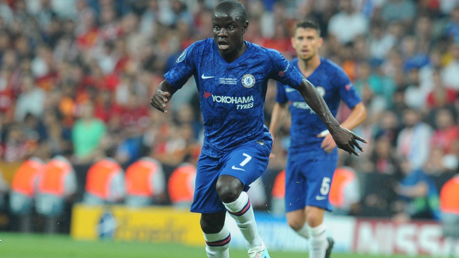 
                <strong>N'Golo Kante (FC Chelsea)</strong><br>
                Der kleine Franzose präsentiert sich enorm zweikampf- und laufstark. Mit starker Antizipation bringt er Liverpools Defensive von einer Verlegenheit in die andere antizipiert - so leitet Kante auch das 1:0 mit einem starken Antritt ein. Nicht seine letzte starke Szene. Überragender Mann bei den Londonern! ran-Note: 1
              