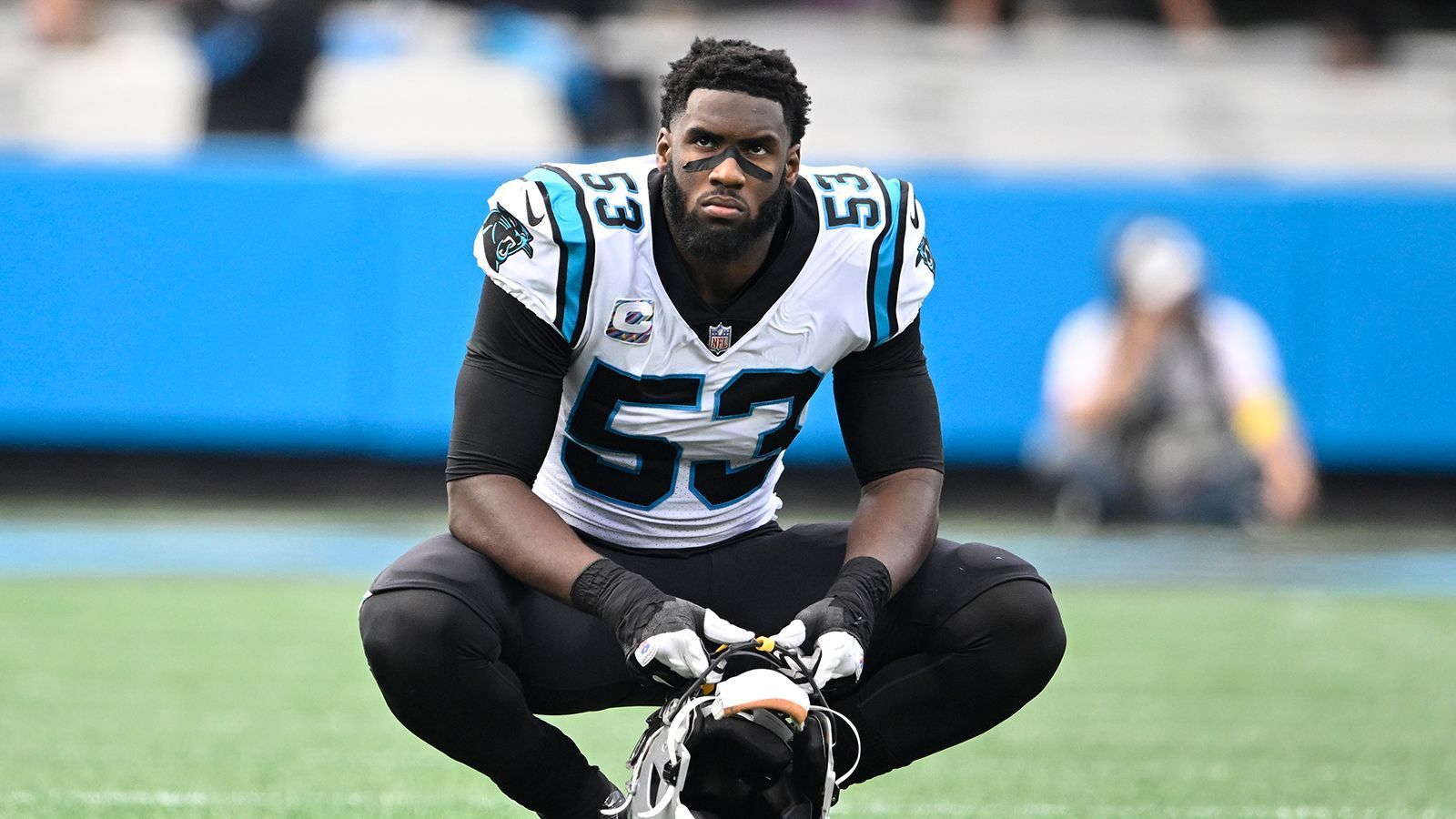 
                <strong>Brian Burns (Edge, Carolina Panthers)</strong><br>
                Bei den Panthers zählt auch Brian Burns zu den begehrtesten Trade-Kandidaten. Der Vertrag des 24-Jährigen läuft nach der Saison 2023/24 aus. Burns zählt zu den besten jungen Pass Rushern der Liga. 163 Pressures und 30 Sacks verbuchte der ehemalige Erstrunden-Pick bereits in seiner Karriere. Interessenten müssten allerdings tief in die Tasche greifen, um ihn loszueisen und wahrscheinlich recht schnell mit einem hoch dotierten Vertrag ausstatten.  
              