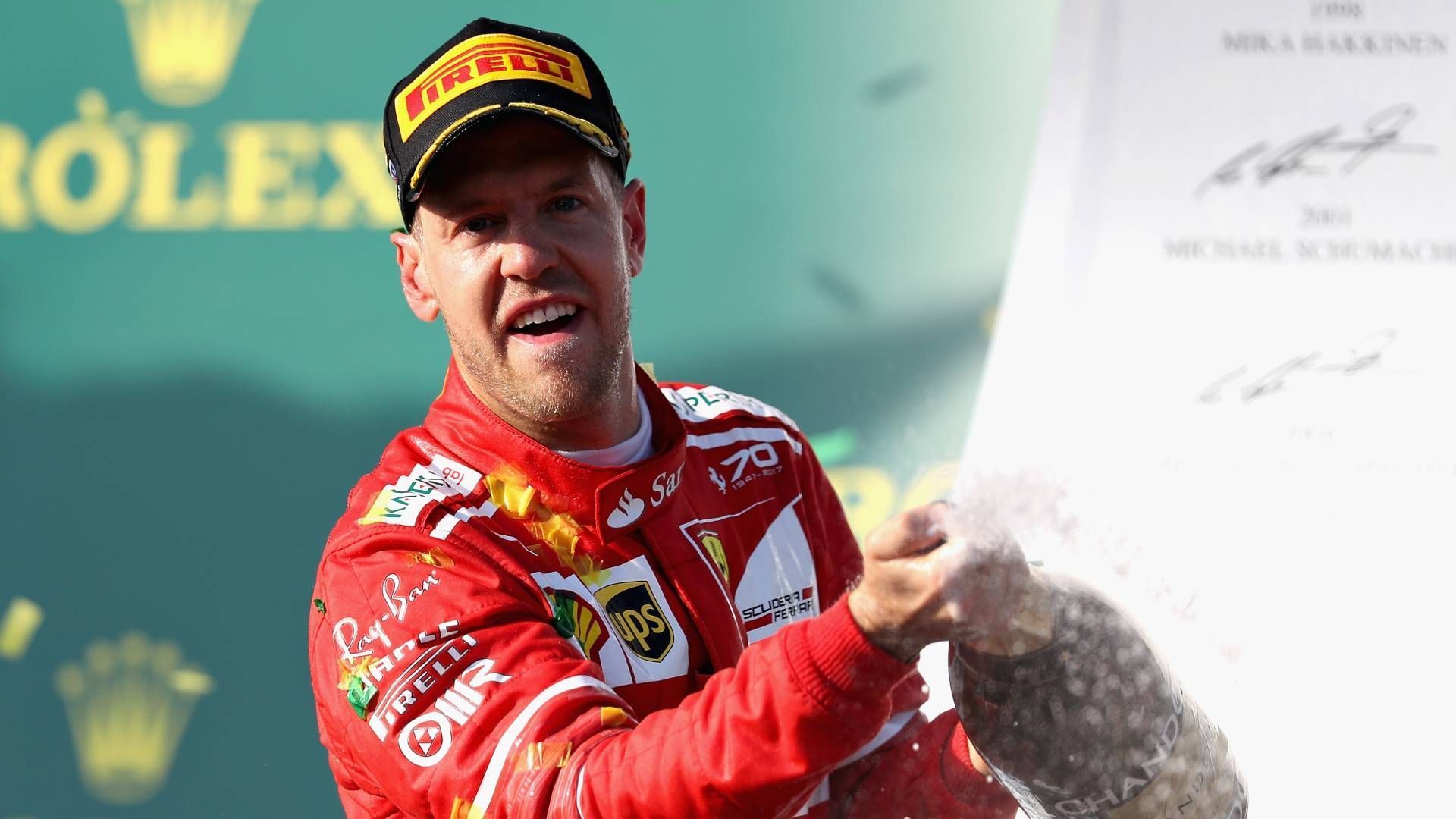 
                <strong>2017: Sebastian Vettel (Ferrari)</strong><br>
                Begründer der Serie ist Sebastian Vettel. Der Heppenheimer triumphiert 2017 im ersten Rennen des Jahres, das damals traditionell noch in Australien ausgetragen wird. Nach drei Jahren Mercedes-Dominanz scheint Ferrari reif, in die Phalanx der Silberpfeile einzudringen. Doch trotz insgesamt fünf Saisonsiegen zieht Vettel am Ende des Jahres den Kürzeren gegenüber Lewis Hamilton. Zwei Ausfälle in Singapur und Japan erweisen sich als zu schwere Hypothek.
              