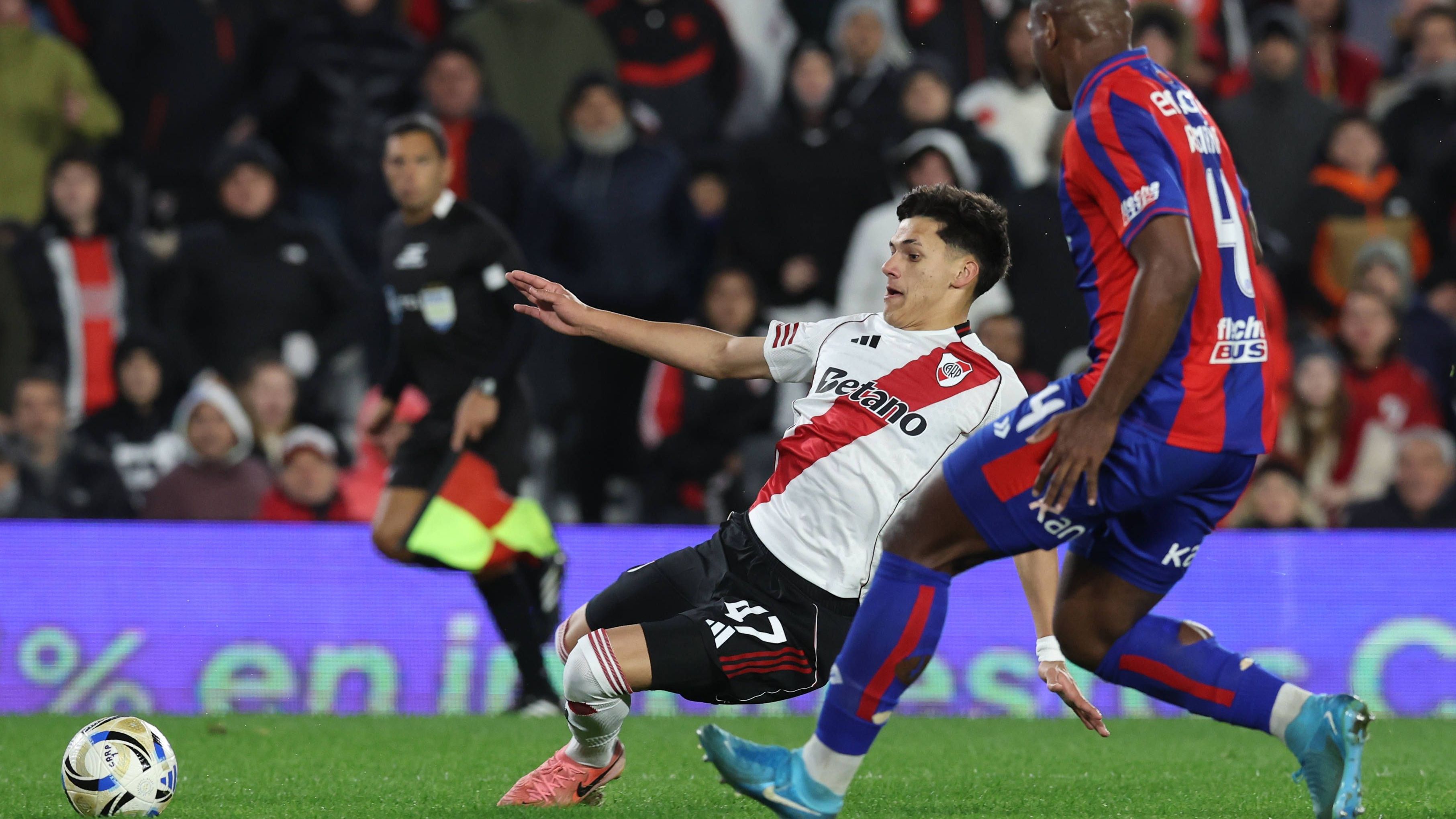 <strong>Juan Cruz Meza (River Plate)</strong><br><em>Borussia Dortmund beschäftigt sich laut "Sky" mit dem 17-jährigen Argentinier Juan Cruz Meza. Dieser steht bei River Plate unter Vertrag, absolvierte für die erste Mannschaft aber noch kein Spiel. Bei den Spielen der zweiten Mannschaft wurde der Offensivmann schon mehrfach von BVB-Scouts gesichtet. Doch die Dortmunder sind nicht alleine. Am Argentinier sind mehrere Top-Klubs aus Europa interessiert. Der Vertrag des 17-Jährigen bei River Plate läuft bis Ende 2026.</em>