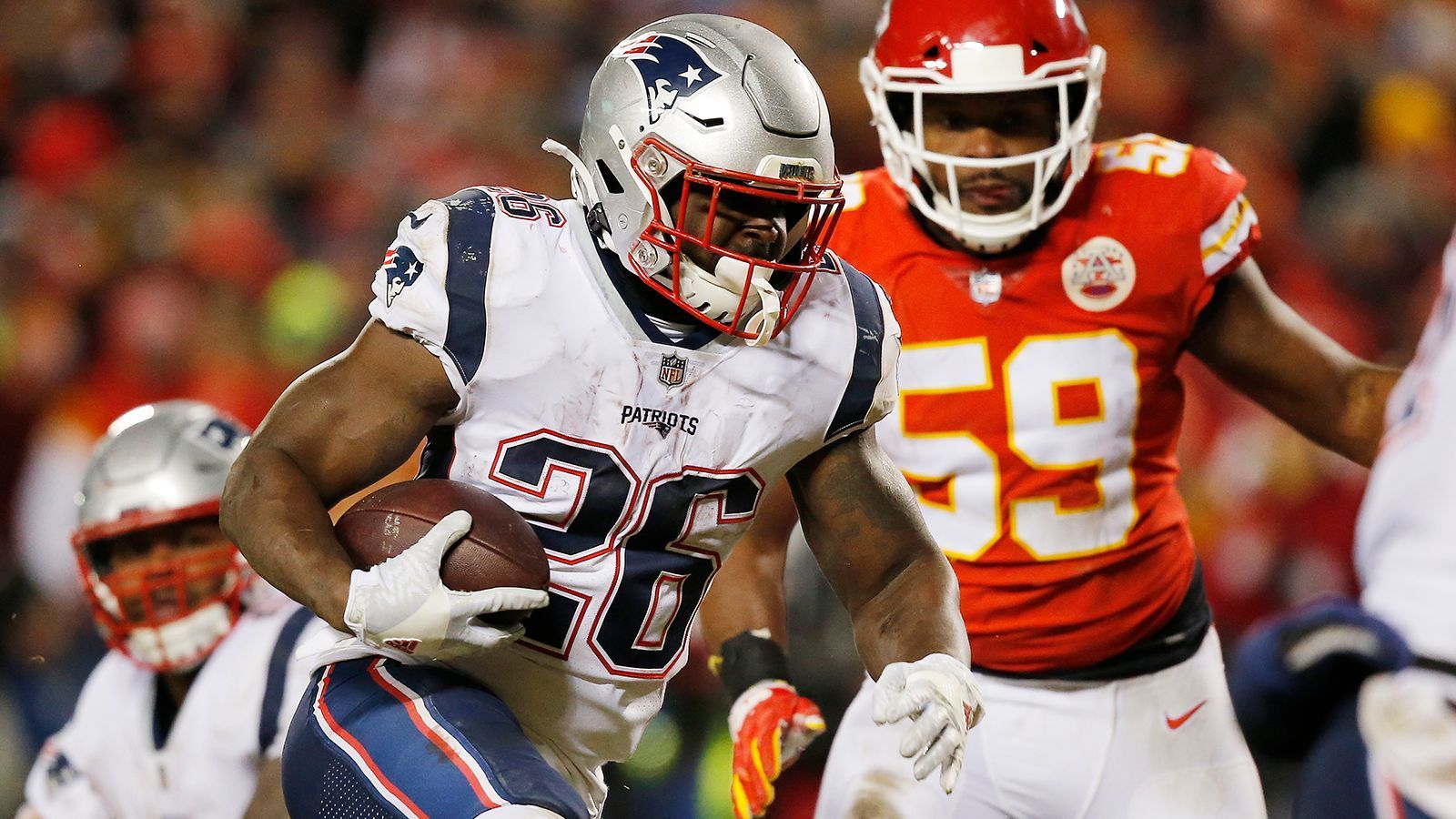 
                <strong>Gewinner: Sony Michel</strong><br>
                Wieder mal war das Running Game der Patriots der Garant für den Sieg. Rookie Sony Michel, der mit 113 Yards und zwei Touchdowns (insgesamt steht er in den Playoffs mittlerweile bei fünf - NFL-Rekord) erneut kaum zu stoppen war, steht hier stellvertretend für die gesamte Riege der Running Backs aus New England. Insgesamt kamen Michel, Rex Burkhead (ebenfalls zwei TDs) und James White auf 176 Rushing Yards. Das sind 135 Yards mehr als die Chiefs zustande brachten. White steuerte zudem noch 49 Receiving Yards bei. Es hilft natürlich, wenn man mit James Develin den vielleicht besten Vorblocker der NFL im Team hat. 
              