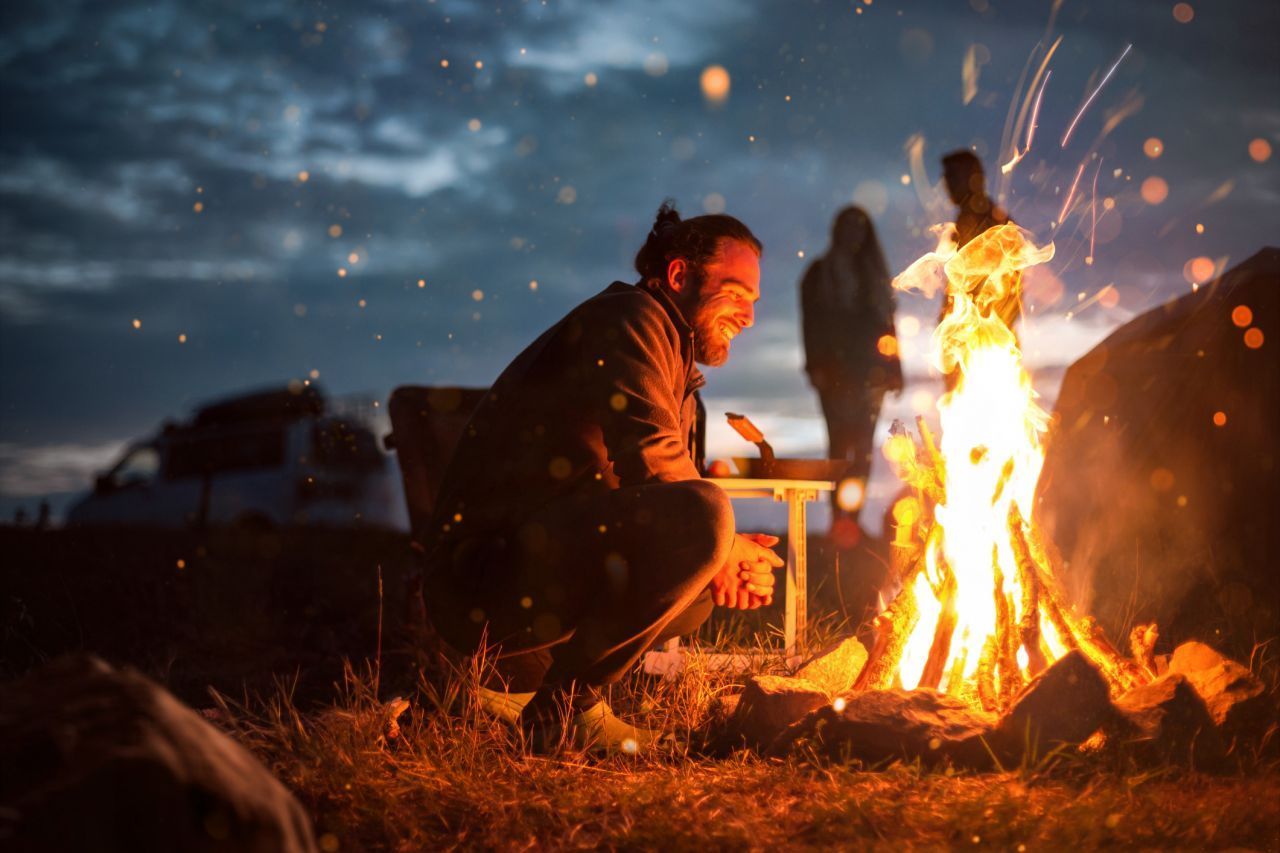 Gemütlich, aber nicht immer möglich: Ein Lagerfeuer ist ein Feuer am Boden. In Deutschland brauchst du dafür eine Genehmigung von der Gemeinde.