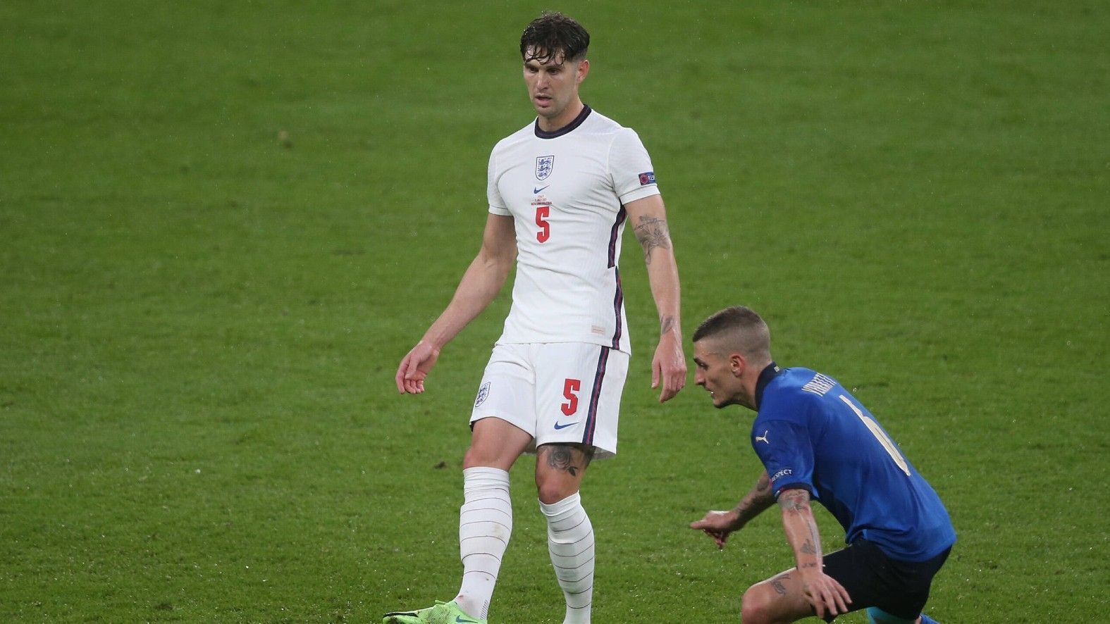 
                <strong>John Stones (England)</strong><br>
                Warf sich in jeden Ball, unterband mehrere italienische Angriffe, bevor es richtig gefährlich wurde. Vor dem 1:1 verlor er dann den Zweikampf gegen Chiellini im Strafraum. ran-Note: 3
              