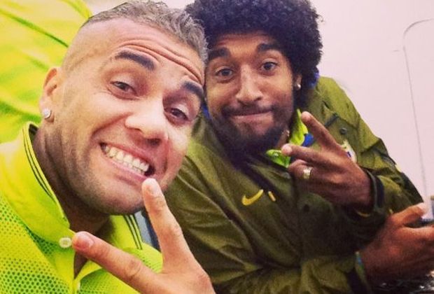 
                <strong>Selfie zum Gruppensieg</strong><br>
                Der WM-Gastgeber Brasilien steht nun im Achtelfinale. Dani Alves und Dante verfallen ins Dauergrinsen. 
              
