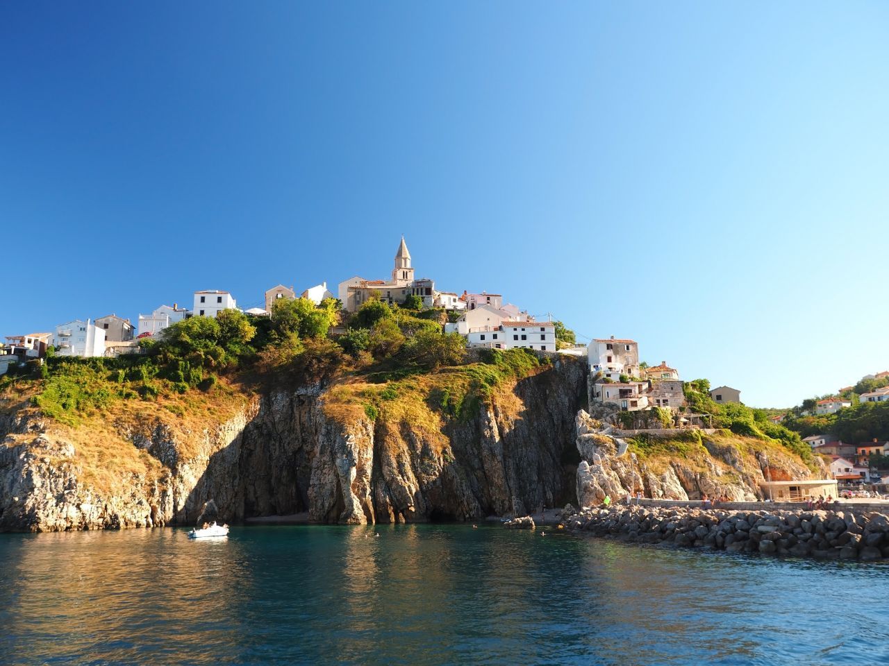 Wein-Liebhaber "müssen" die Insel Krk besuchen. In der Umgebung von Vrbnik wird die edle Rebsorte Žlahtina angebaut - für den gleichnamigen Weißwein, der nur in dieser Region hergestellt wird. Touren und Verköstigungen sind vor Ort oder online buchbar. Bei der Weinlese (und auch bei der Oliven-Ernte) im Herbst können Urlauber:innen mithelfen. Was man sonst noch tun kann: Durch die Stadt Krk bummeln, die begehbare Tropfsteinhö