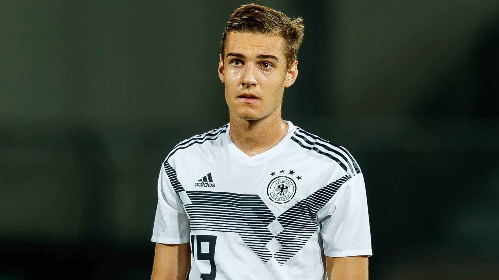 
                <strong>Florian Neuhaus</strong><br>
                Position: MittelfeldVerein: Borussia MönchengladbachAlter: 21 JahreU21-Länderspiele: 10/1 Tor24 Bundesligaspiele/2 Tore 
              