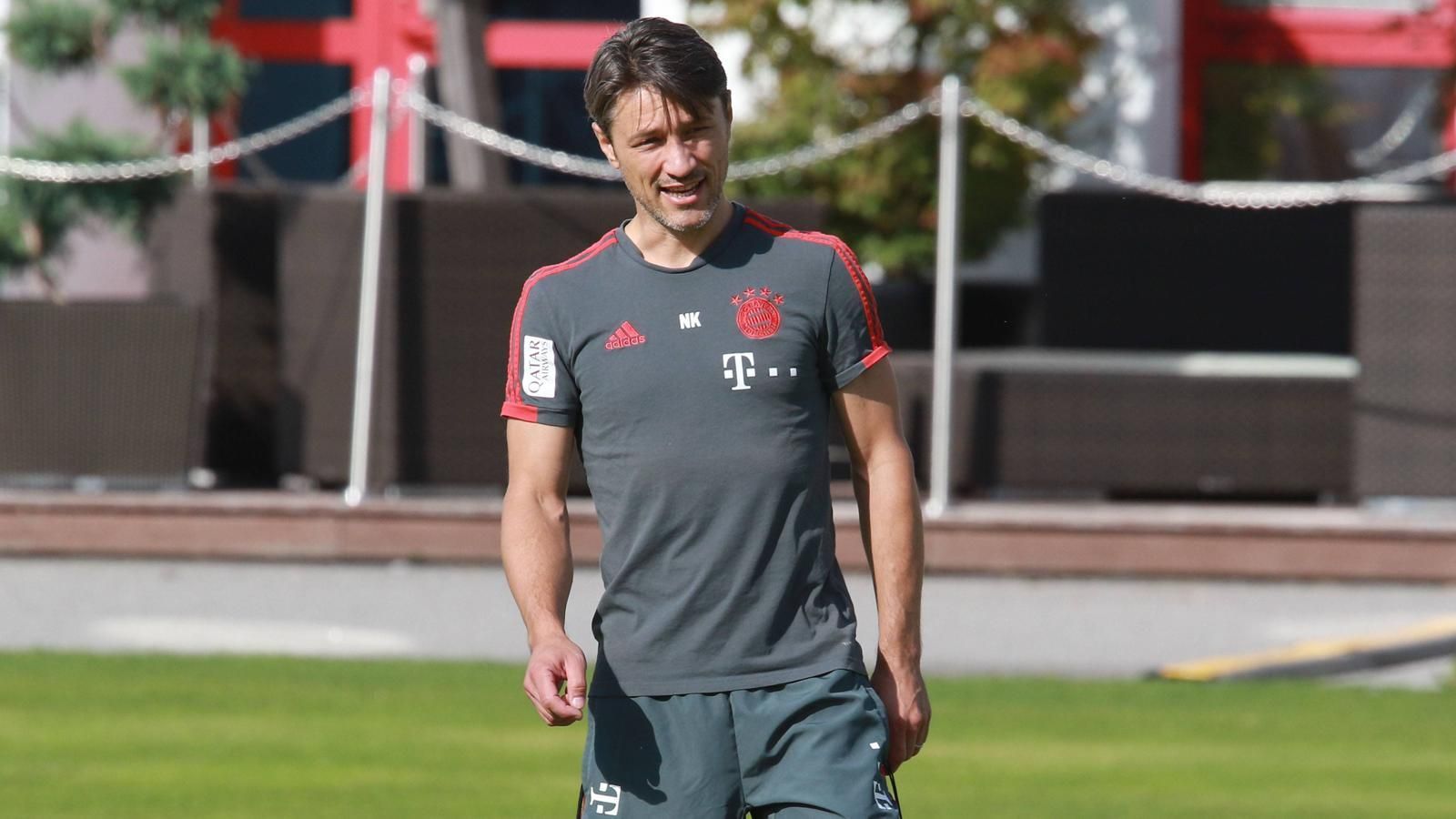 
                <strong>Trainingsauftakt beim FC Bayern</strong><br>
                Der FC Bayern bittet als letzter Bundesligist zum Trainingsauftakt für die neue Saison. Allerdings steht Niko Kovac zum Vorbereitungsstart ein überschaubarer Kreis von nur acht Spielern des Profikaders zur Verfügung. Die Nationalspieler stoßen erst im Laufe der nächsten Wochen dazu, Neuzugang Lucas Hernandez arbeitet nach seiner OP derzeit noch an seinem Comeback. ran.de zeigt euch, welche Stars beim Trainingsauftakt der Bayern dabei sind.
              