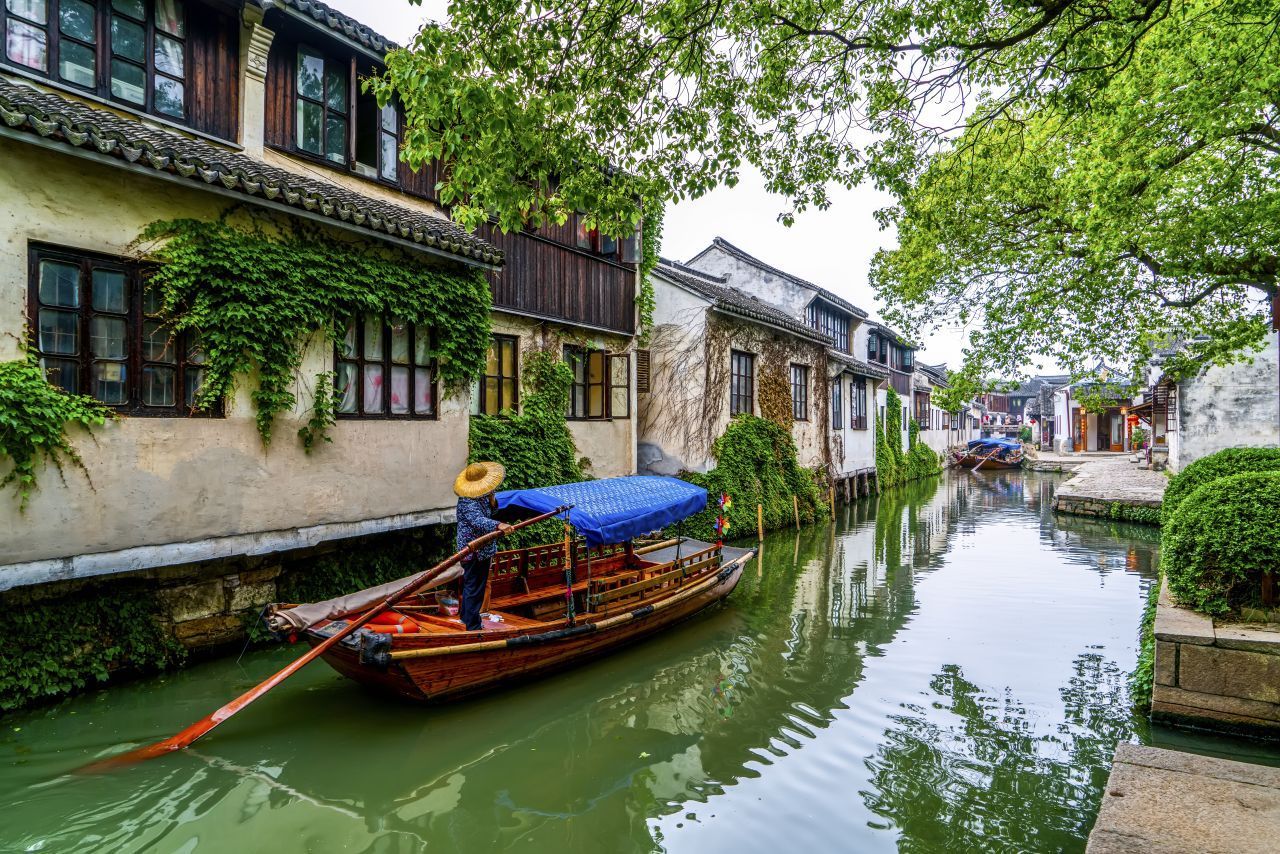 Zhujiajiao gilt als das "Venedig Shanghais". Die Siedlung entstand vor etwa 1.700 Jahren, im Lauf der Zeit entwickelte sie sich zum Handelszentrum - aufgrund der natürlichen sowie künstlich angelegten Wasserwege. Das alte China lässt sich noch heute besichtigen: 2- bis 3-stöckige Häuser aus der Ming- und Qing-Dynastie (1368-1911) säumen die Kanäle, die von Holz- und Steinbrücken überspannt werden. Und auch wenn die "Gondolier