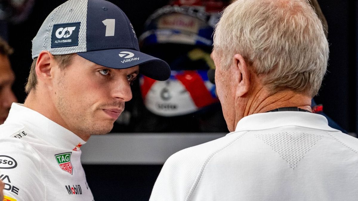 Max Verstappen mit ernstem Blick in Richtung Helmut Marko