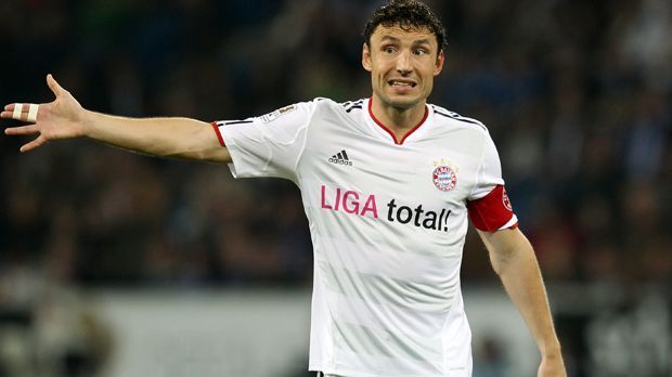 
                <strong>Bayern-Kapitän Mark van Bommel</strong><br>
                Der Kapitän der Bayern hieß damals noch nicht Philipp Lahm, sondern Mark van Bommel. Der Niederländer, 2006 vom FC Barcelona nach München gewechselt, führte den von Louis van Gaal trainierten FCB 2010 nicht nur zum DFB-Pokalsieg, sondern auch zur deutschen Meisterschaft und ins Finale der Champions League, das jedoch mit 0:2 gegen Inter Mailand verloren ging. 2010/11 war dann seine letzte Saison bei den Bayern, van Bommels Reise ging beim AC Mailand weiter.
              