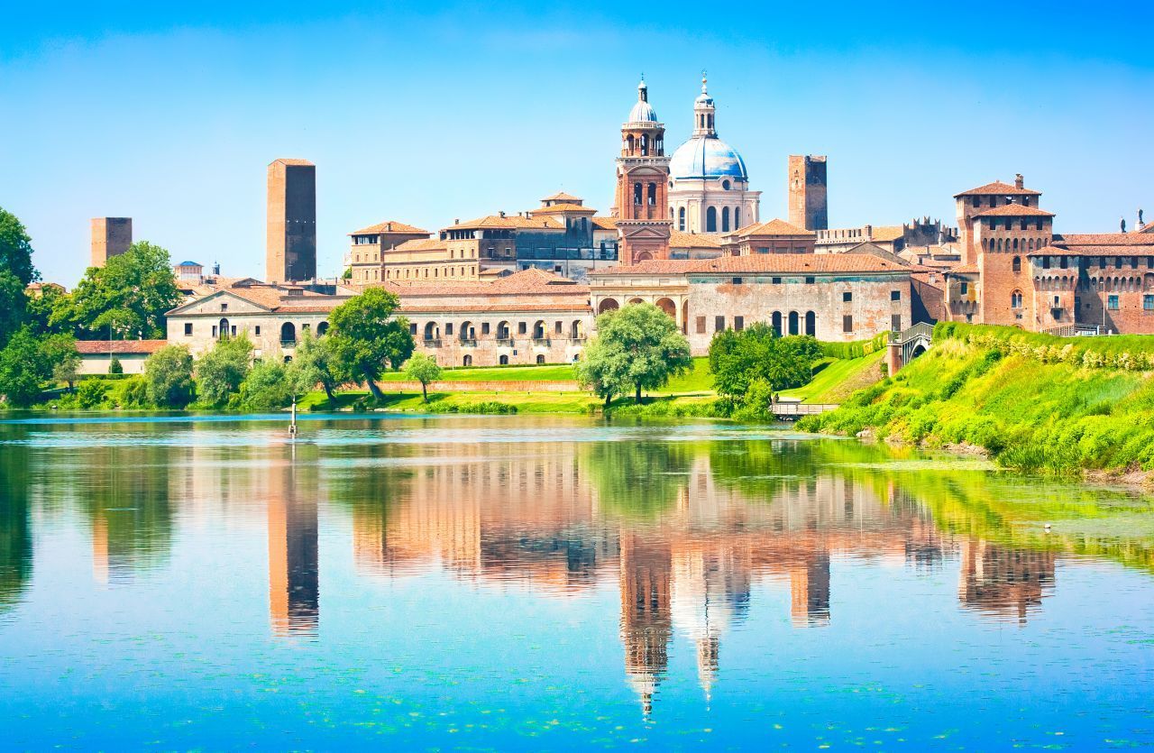 Im 12. Jahrhundert staute man rund um die Stadt Mantua den Fluss Mincio zu vier Seen auf - und schon thronte die "Schöne der Lombardei" auf einer Landzunge. Nur drei Brücken führen zu ihr. Die beste Aussicht auf die mittelalterliche "Skyline" hat man bei einer Bootsfahrt auf dem Lago Superiore. Die Altstadt, in der sich auch der berühmte Palazzo Ducale befindet, steht auf der UNESCO-Liste des Weltkulturerbes. Nur soviel: Der 