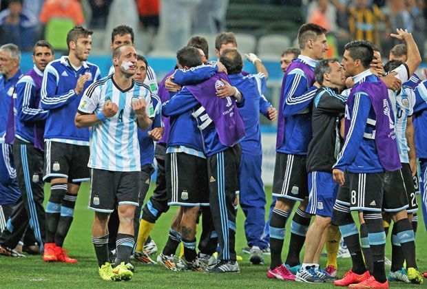 
                <strong>Argentinien steht im Finale</strong><br>
                In einem höhepunktarmen Spiel gewannen die Argentinier erst nach Elfmeterschießen. Die "Albiceleste" beenden alle Final-Hoffnungen des niederländischen Teams um Arjen Robben. 
              