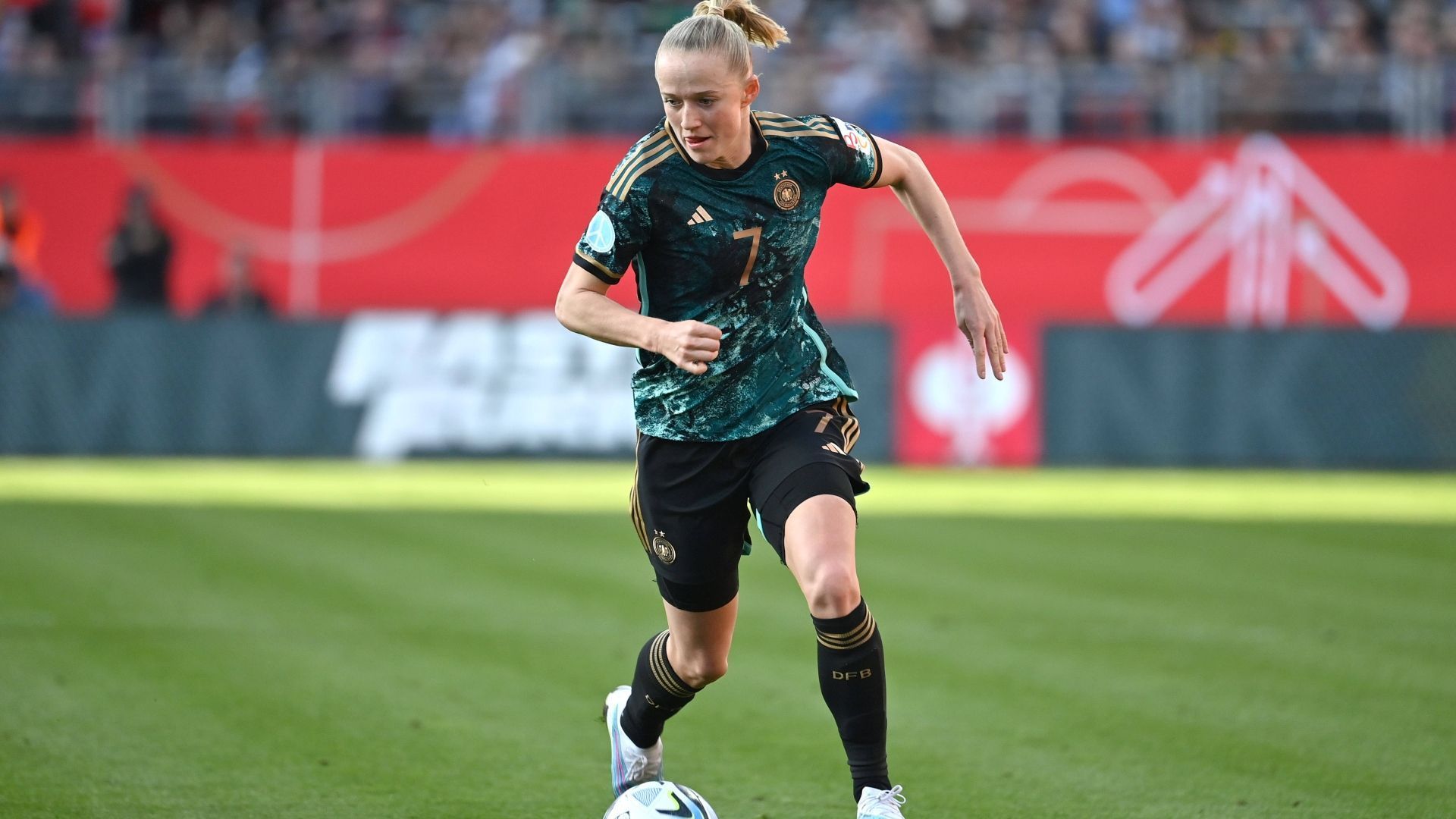 
                <strong>Lea Schüller</strong><br>
                &#x2022; <strong>Position: </strong>Mittelfeld/Angriff<br>&#x2022; <strong>Verein: </strong>FC Bayern München<br>&#x2022; <strong>Trikotnummer: </strong><br>&#x2022; <strong>Alter: </strong><br>&#x2022; <strong>Länderspiele: </strong><br>&#x2022; <strong>Länderspiel-Tore: </strong><br>
              