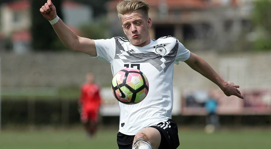 
                <strong>Mittelfeld: Jonas Pfalz</strong><br>
                Verein: Borussia MönchengladbachU17-Länderspiele: Länderspieltore: 
              