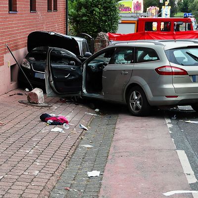 Wagen fährt in Personengruppe in Großwallstadt