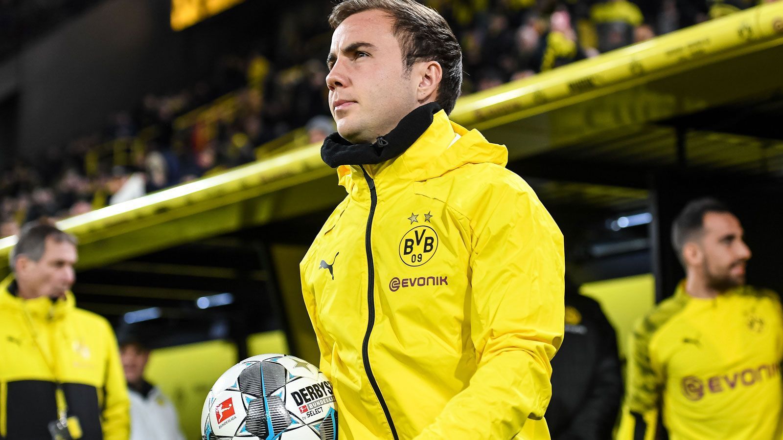 
                <strong>Mario Götze</strong><br>
                beim BVB seit: 2016Vertrag bis: 2020Als einziger Spieler in der Auflistung steht Mario Götze vor dem Vertragsende. Entsprechend ist die Trennung fix. Aber auch längst keine Überraschung mehr. Laut "Sport Bild" verdient der Finaltorschütze der WM 2014 zehn Millionen Euro und ist damit "das Kohle-Schwergewicht" dieser Liste. 19 mal ließ Favre den 27-Jährigen in dieser Saison bislang ran, davon aber nur sechsmal von Beginn an. Für Götzes Ansprüche natürlich viel zu wenig. Längst haben ihm in der Offensive jüngere Stars wie Julian Brandt, Jadon Sancho oder Erling Haaland den Rang abgelaufen. Der Weg des "Golden Boy" von 2011 wird wohl nach Italien oder Spanien führen.
              