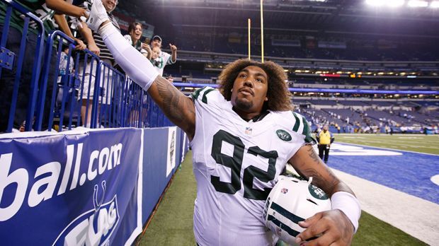 
                <strong>Pick 6: Leonard Williams</strong><br>
                Pick 6: Leonard Williams, DE (New York Jets): Hinter Muhammad Wilkerson und Sheldon Richardson zeigt der Neuling in seiner ersten NFL-Saison, warum er zwischenzeitlich als Top-Drei-Pick gehandelt wurde. 63 Tackles, darunter drei Sacks, stehen für den Jets-Lineman zu Buche.
              