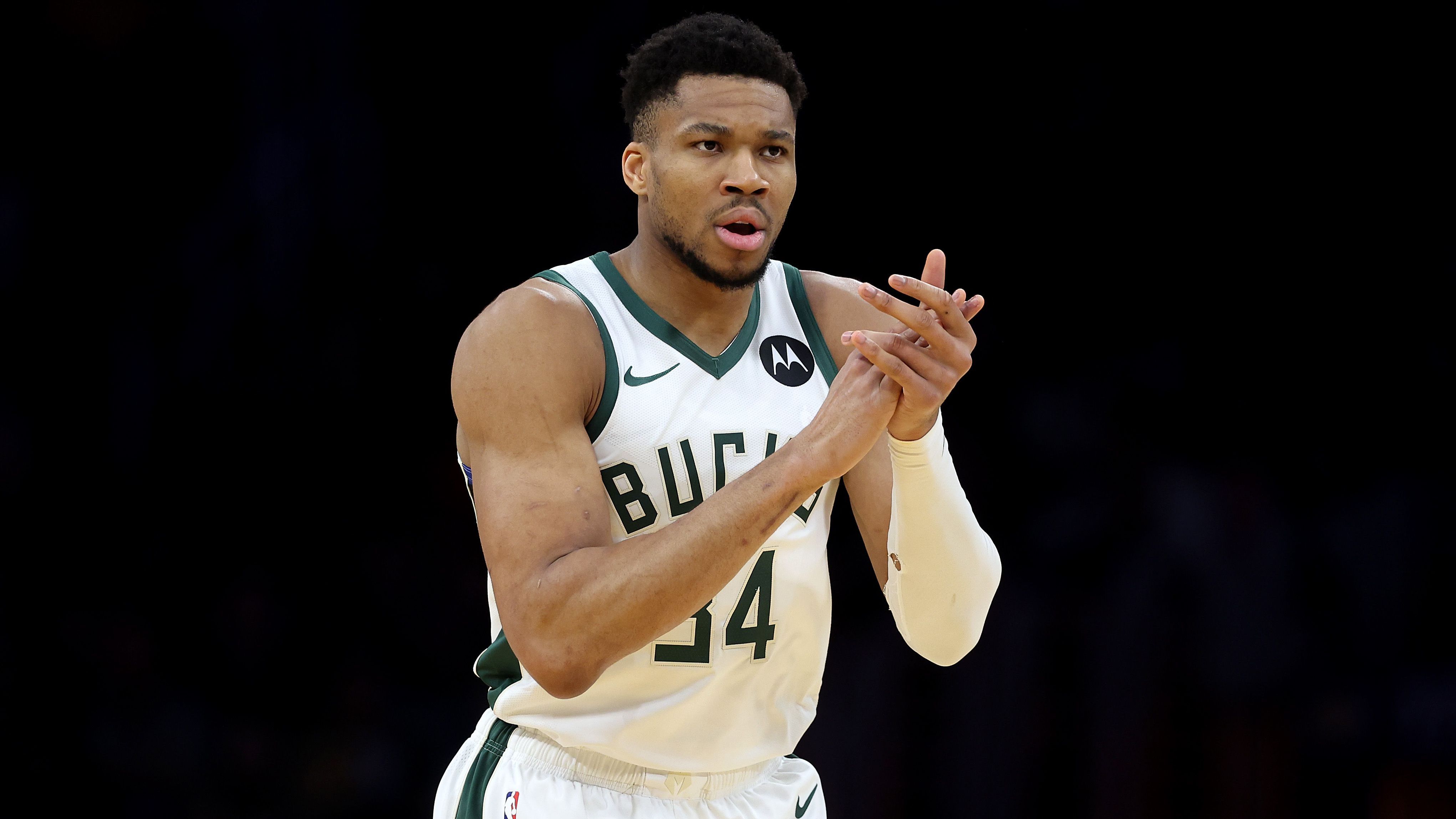 <strong>Sicher qualifiziert: Milwaukee Bucks - Eastern Conference</strong><br>Seitdem die Bucks mitten in der Saison Head Coach Griffin durch Doc Rivers ersetzten, läuft es nur noch stotternd. Damian Lillard wirkt nach wie vor so, als wäre er nicht richtig angekommen. Gleichzeitig verbesserte sich durch Rivers zwar die Defense, jedoch stockt nun die Offense. Trotzdem sollten Giannis Antetokounmpo und Co. nicht unterschätzt werden.