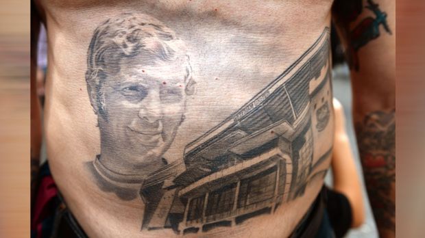 
                <strong>Die verrückten Tattoos der Premier-League-Fans</strong><br>
                Man muss schon sagen, die Fans des Klubs West Ham United stehen zu ihrem Verein ...
              