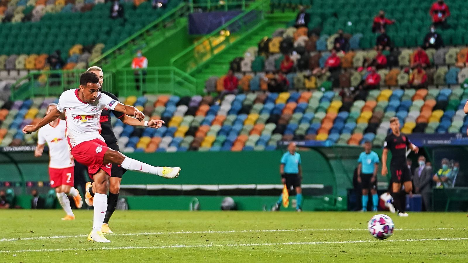 
                <strong>Die Bankspieler machen den Unterschied</strong><br>
                Die Viertelfinals wurden zur großen Bühne für die Joker: Bei Bayern traf der eingewechselte Philippe Coutinho per Doppelpack. Alle anderen drei Partien wurden sogar durch Einwechselspieler entschieden: Eric-Maxim Choupo-Moting schoss PSG ins Halbfinale, Tyler Adams (Foto) RB Leipzig, nachdem zuvor Joker Joao Felix für Atletico ausgeglichen hatte. Die entscheidenden Tore zum 2:1 und 3:1 für Lyon gegen City schoss mit Moussa Dembele ebenfalls ein Mann von der Bank.
              