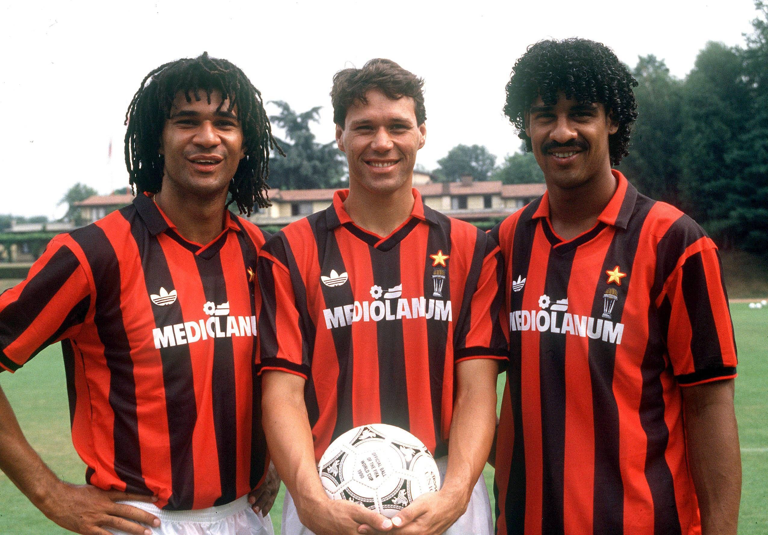 
                <strong>Italien: AC Mailand 1991/92 </strong><br>
                Auch Dank ihrer drei niederländischen Superstars Ruud Gullit, Marco van Basten und Frank Rijkaard (von links) schafften die Rossoneri in der Saison 1991/92 den souveränen Durchmarsch in der Serie A. Am Saisonende war das Team von Fabio Capello mit 22 Siegen und zwölf Unentschieden italienischer Meister vor Juventus Turin.
              