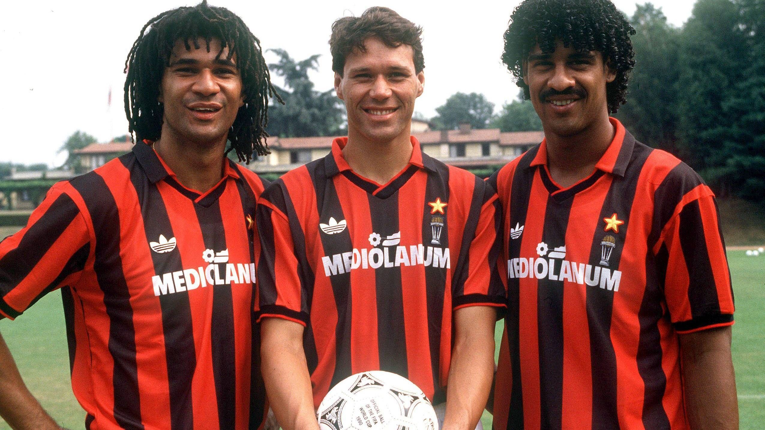 <strong>Italien: AC Mailand 1991/92 </strong><br>
                Auch dank ihrer drei niederländischen Superstars Ruud Gullit, Marco van Basten und Frank Rijkaard (von links) schafften die Rossoneri in der Saison 1991/92 den souveränen Durchmarsch in der Serie A. Am Saisonende war das Team von Fabio Capello mit 22 Siegen und zwölf Unentschieden italienischer Meister vor Juventus Turin.
