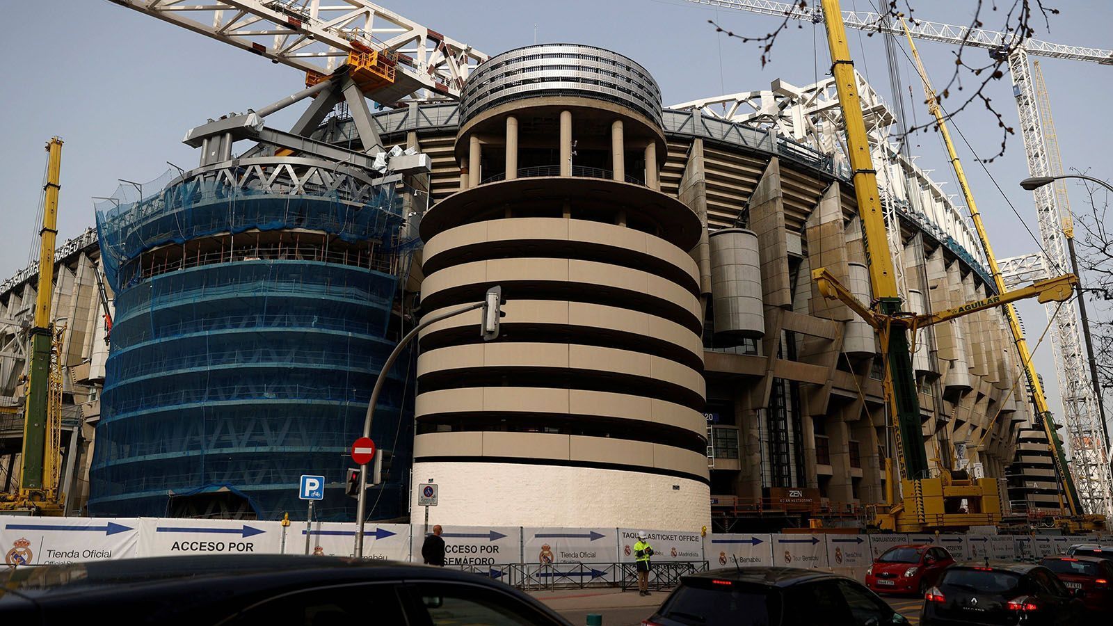 
                <strong>Die Bilder von Reals Stadionbaustelle</strong><br>
                Im März 2021 war einer der Außentürme noch komplett eingekleidet und zahlreiche Kräne befanden sich über dem Stadion. 
              