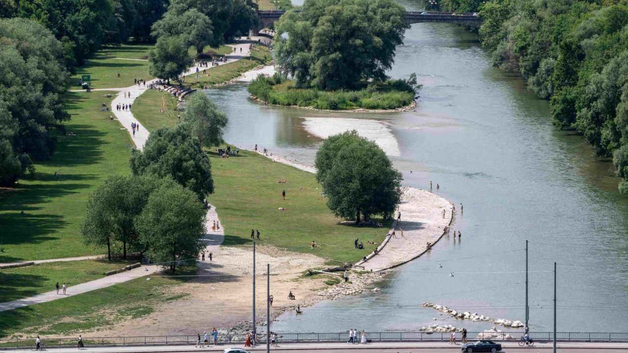 An der Münchener Isar gibt es einige beliebte Badestellen. Doch auch hier ist nicht jede Ecke zum Planschen geeignet.&nbsp;