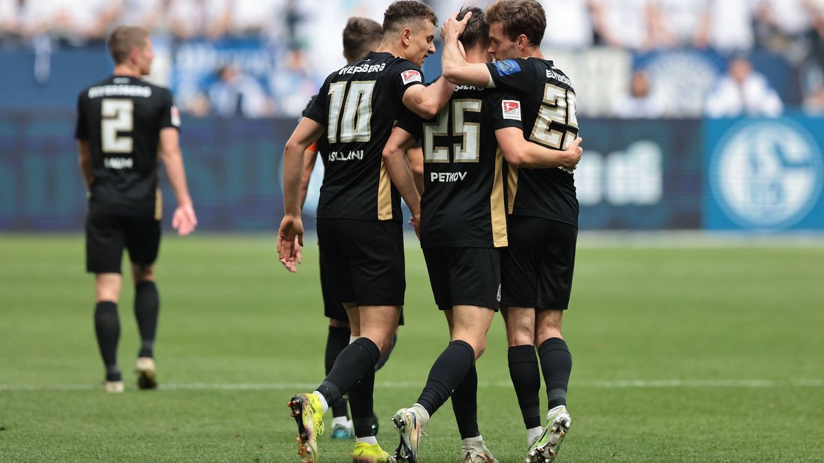 Die Spieler vom SV 07 Elversberg freuen sich über das Tor zum 0:1 durch Lukas Petkov (SV 07 Elversberg) beim Spiel der 2. BL (Saison 2024 25) FC Schalke 04 - SV 07 Elversberg Copyright: Thomas Paku...